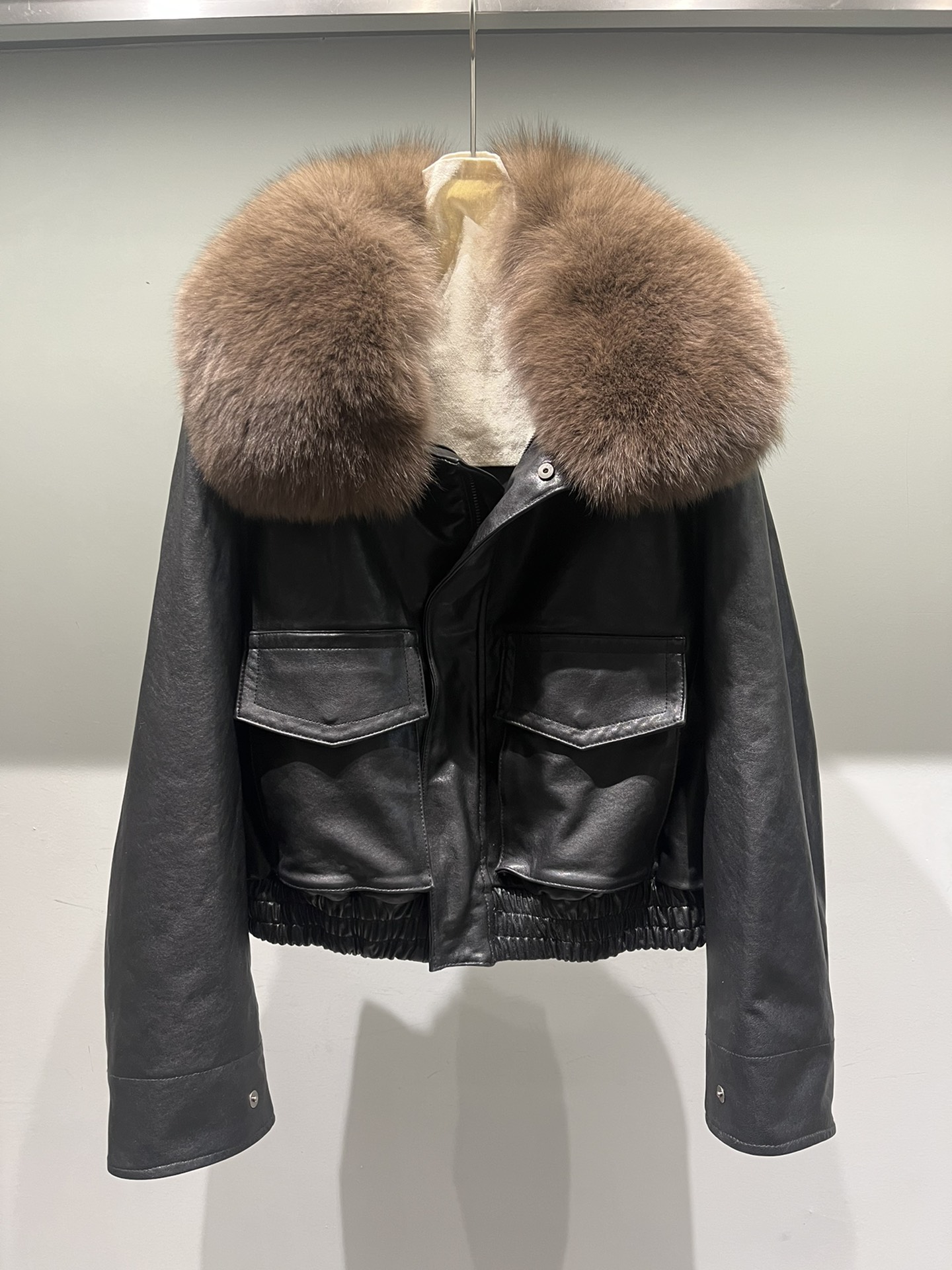 NO:638883,, Vegetable-tanned sheepskin fox fur collar is removable, loose fit, and the sleeves are super beautiful. The picture shows the leather that has been shaken and the softness is better. If you like the gloss to be stronger, you can not use the leather to feel harder. Women's clothing, sheepskin, alexander wang19860909,植鞣羊皮狐狸毛领子可以脱卸,宽松版型,袖型超级漂亮.图片是甩过的皮料柔软度好一点,如果喜欢光泽度强一点可以不甩皮料手感硬一点,女装,sheepskin,alexander wang,Women's clothing