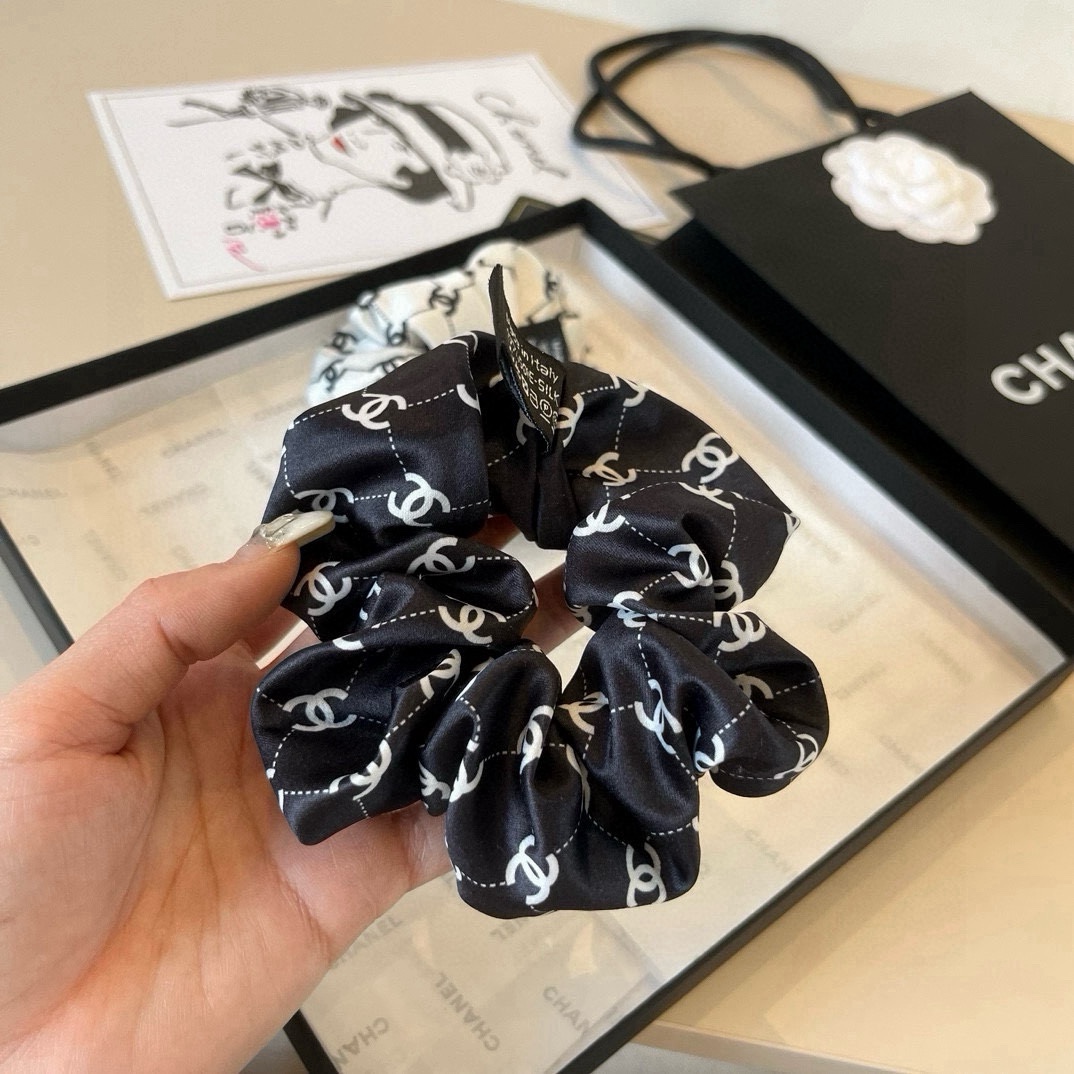 NO:640825,Chanel hair ties, satin fabric, black and white hairpins, hairpins, chanel, chanel, silk fabric, hairpins19860909Chanel香奈儿发圈,绸缎面料,黑白两色发夹,发夹,chanel,chanel,silk fabric,hairpins,accessory