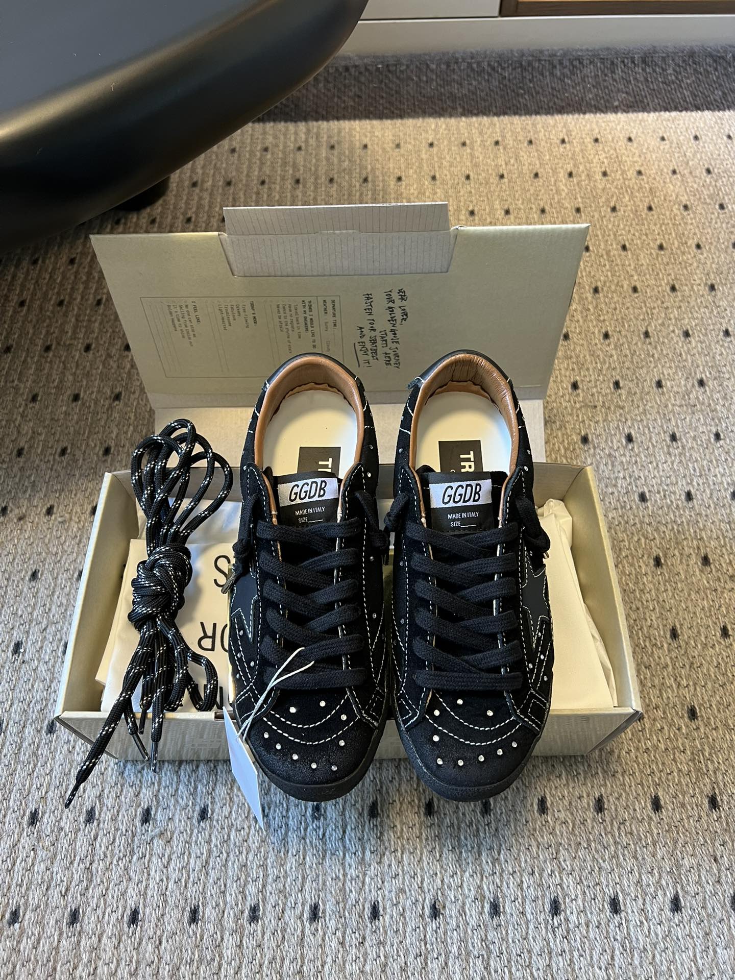 NO:653437,GGDB Golden Goos* 25ss black rhinestone-decorated casual sneakers and sneakers. The body of the shoe is decorated with rhinestones and is matched with white topstitching to create a visual contrast and add a sense of coolness. There is the brand's classic black star pattern on the side, which is integrated with the all-black shoe body and is highly recognizable; there is GGDB on the tongue.  The logo and shoe collar are padded to improve wearing comfort. The all-black 'Dark Warrior' color scheme is low-key and versatile, and can be adapted to various styles such as casual and street. The rubber sole is textured, which has both anti-slip properties and wearing comfort, and is highly practical for daily wear. The upper is cow suede and the lining is cowhide. The original open-molded outsole is increased by 3cm. SIZE35-40 size (40 size customization is not returnable), casual shoes/sports shoes, sneakers, cowhide19860909GGDB Golden Goos* 25ss黑色款水钻装饰休闲鞋板鞋运动鞋 鞋身点缀水钻装饰,搭配白色明线缝线,形成视觉对比,增添酷感；侧边有品牌经典的黑色星星图案,与全黑鞋身融为一体,辨识度高； 鞋舌处有GGDB 标识,鞋领做加垫处理,提升穿着舒适度.全黑“黑武士”配色低调又百搭,可适配休闲、街头等多种风格；橡胶鞋底带有纹理,兼具防滑性与穿着舒适度,日常实穿性强. 鞋面牛反绒 内里牛皮 大底原版开模大底 增高3cm SIZE35-40码（40码定制不退换）,休闲鞋/运动鞋,sneakers,cowhide,Women's Shoes
