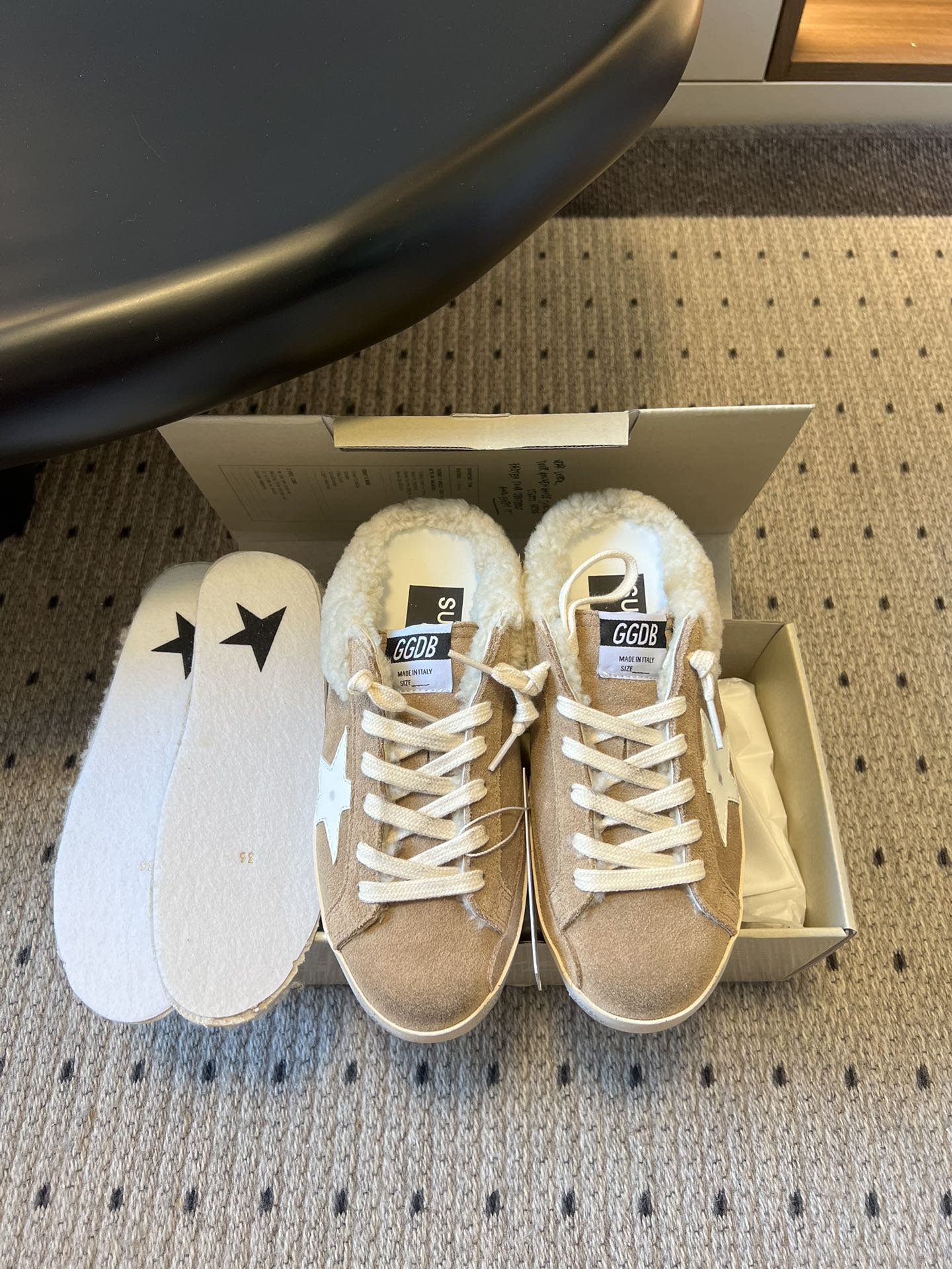 NO:652205,Top quality GGDB Golden Goos* 25ss milk tea color velvet pants, mules, sneakers, sneakers, casual shoes. The upper is milk tea color/light brown suede leather, with a soft texture and gentle tone. It is a versatile earth tone. It is matched with off-white rubber star decoration and distressed shoelaces, continuing the brand's iconic 'little dirty shoes' distressing process. The hand-polished wear effect is natural. GGDB is retained on the tongue  The brand logo and 'SUPER-STAR' series label are highly recognizable; the sole has a slightly worn edge treatment, maintaining the brand's consistent retro street style. Cow suede upper, wool lining, original open-molded outsole, increased by 2.5cm SIZE35-40 size (40 size customization is non-refundable), half-cup 350, full package 360, casual shoes/sports shoes, sneakers19860909顶级品质 GGDB Golden Goos* 25ss奶茶色加绒裤穆勒鞋板鞋小脏鞋休闲鞋 鞋面为奶茶色/浅棕绒面革,质感柔软且色调温柔,属于百搭的大地色系；搭配米白色橡胶星星装饰和做旧鞋带,延续品牌标志性的“小脏鞋”做旧工艺,手工打磨的磨损效果自然. 鞋舌处保留GGDB 品牌标识和“SUPER-STAR”系列标签,辨识度拉满；鞋底带有轻微做旧的磨边处理,保持品牌一贯的复古街头风格. 鞋面牛反绒 内里羊毛 大底原版开模大底 增高2.5cm SIZE35-40码（40码定制不退换） 半托350 全包360,休闲鞋/运动鞋,sneakers,Women's Shoes