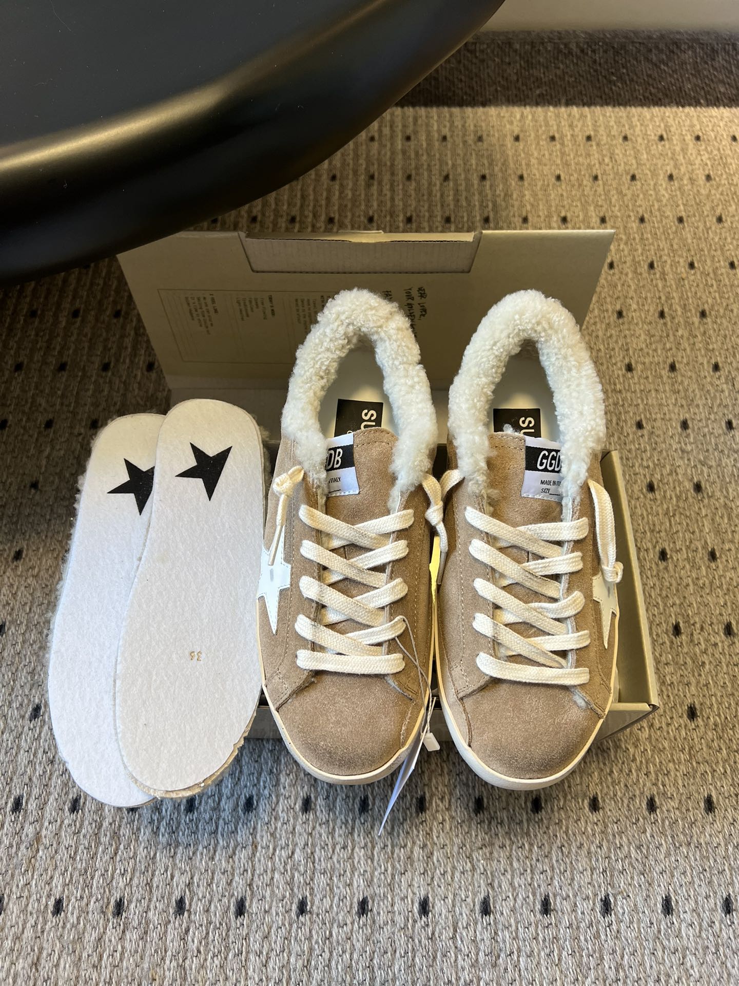NO:653430,GGDB Golden Goos* 25ss milk tea color velvet pants mules shoes sneakers small dirty shoes casual shoes The upper is milk tea color/light brown suede leather, soft texture and gentle tone, a versatile earth color system; with off-white rubber star decoration and distressed shoelaces, continuing the brand's iconic 'little dirty shoes' old craftsmanship, the hand-polished wear effect is natural. GGDB is retained on the tongue  The brand logo and 'SUPER-STAR' series label are fully recognizable; the sole has a slightly worn edge treatment, maintaining the brand's consistent retro street style. The upper is cow suede, the lining is wool, and the outsole is original molded outsole. Increased by 2.5cm. SIZE35-40 size (40 size customization is not returnable), casual shoes/sports shoes, sneakers19860909GGDB Golden Goos* 25ss奶茶色加绒裤穆勒鞋板鞋小脏鞋休闲鞋 鞋面为奶茶色/浅棕绒面革,质感柔软且色调温柔,属于百搭的大地色系；搭配米白色橡胶星星装饰和做旧鞋带,延续品牌标志性的“小脏鞋”做旧工艺,手工打磨的磨损效果自然. 鞋舌处保留GGDB 品牌标识和“SUPER-STAR”系列标签,辨识度拉满；鞋底带有轻微做旧的磨边处理,保持品牌一贯的复古街头风格. 鞋面牛反绒 内里羊毛 大底原版开模大底 增高2.5cm SIZE35-40码（40码定制不退换）,休闲鞋/运动鞋,sneakers,Women's Shoes