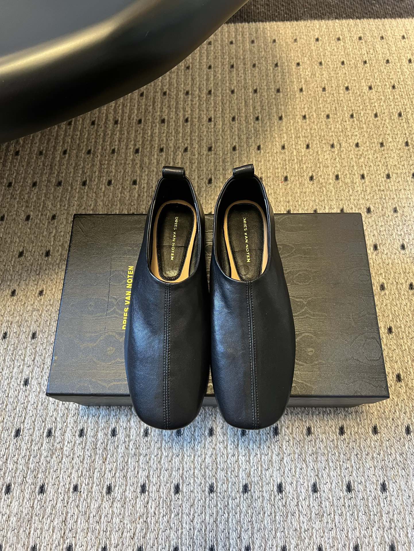 NO:653374,Dries van note* minimalist style mules, flats, singles and casual shoes are made of soft genuine leather, with a delicate touch and high-end texture, both toughness and comfort. The square-toed mules have a shoe mouth that fits the shape of the foot, and a small pull-up strap at the heel, which is simple and practical; the splicing stitching on the midline of the shoe body is a signature detail, making the shoe shape more three-dimensional.  Continuing the brand's minimalist and luxurious design language, the shoe shape is smooth and does not pick on the shape of the foot, taking into account the comfort of daily wear and the high-end sense of matching, suitable for leisure, commuting and other scenes. Red brown and black are classic colors with low saturation, which are versatile and can enhance the texture of the shape. The upper is elastic cowhide, the lining is sheepskin, the outsole is genuine leather, and the height is increased by 1cm.  size 35-40 (customized sizes 40 are non-refundable), single shoes, flats, cowhide, sheepskin, Leather soles19860909Dries van note*极简风穆勒鞋平底鞋单鞋休闲鞋 采用柔软的真皮打造,触感细腻且质感高级,兼具韧性与舒适度.方头的穆勒鞋型,鞋口贴合脚型,后跟处有小巧的提拉带,简约又实用；鞋身中线的拼接缝线是标志性细节,让鞋型更立体. 延续品牌极简轻奢的设计语言,鞋型流畅不挑脚型,兼顾日常穿着的舒适与搭配的高级感,适配休闲、通勤等多种场景.红棕与黑色都是低饱和度的经典色系,百搭且能提升造型质感. 鞋面弹力牛皮 内里羊皮 大底真皮大底 增高1cm size35-40码（40码定制不退换）,单鞋,flats,cowhide,sheepskin,Leather soles,Women's Shoes