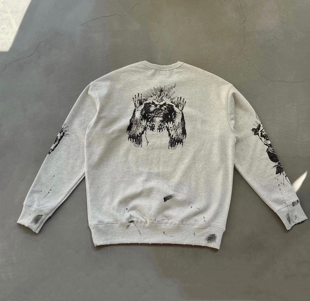 209💰（编号0031）
Saint Michael耶稣涂鸦泥染破坏复古做旧Vintage重磅高街抓绒圆领卫衣 男女同款

重磅抓绒水洗做旧破坏，纯手工手绘涂鸦+高端数码直喷印花，全三针五线包边工艺，潮咖男女上身帅爆了！定织定染原版450g抓绒面料， 搭配配套同色纯棉螺纹，上身舒适保暖有型，高级感十足！需要注意的是zp衣服底色市面上是对不到的，独家定织定染杏色混纱黑色（非市面纯杏色），再多次石磨水洗做旧工艺，领口袖口下摆衣身多处人工磨破，全副师傅手工手绘直喷印花，整件衣服工艺繁杂耗时费力，所有工艺里手工成本永远是最贵的，出货相当慢，现货把握住，经典的美式精工立体裁剪，重工三针五线全包边拼接工艺，宽松版型，百搭任何身材，小哥哥小姐姐日常出街搭配，非常好看的一款
Size: S  MＬXL
            肩宽      胸围      衣长
   S        58         122        71
   M       60         126        73
   L        62         130        75
  XL      64         134        77