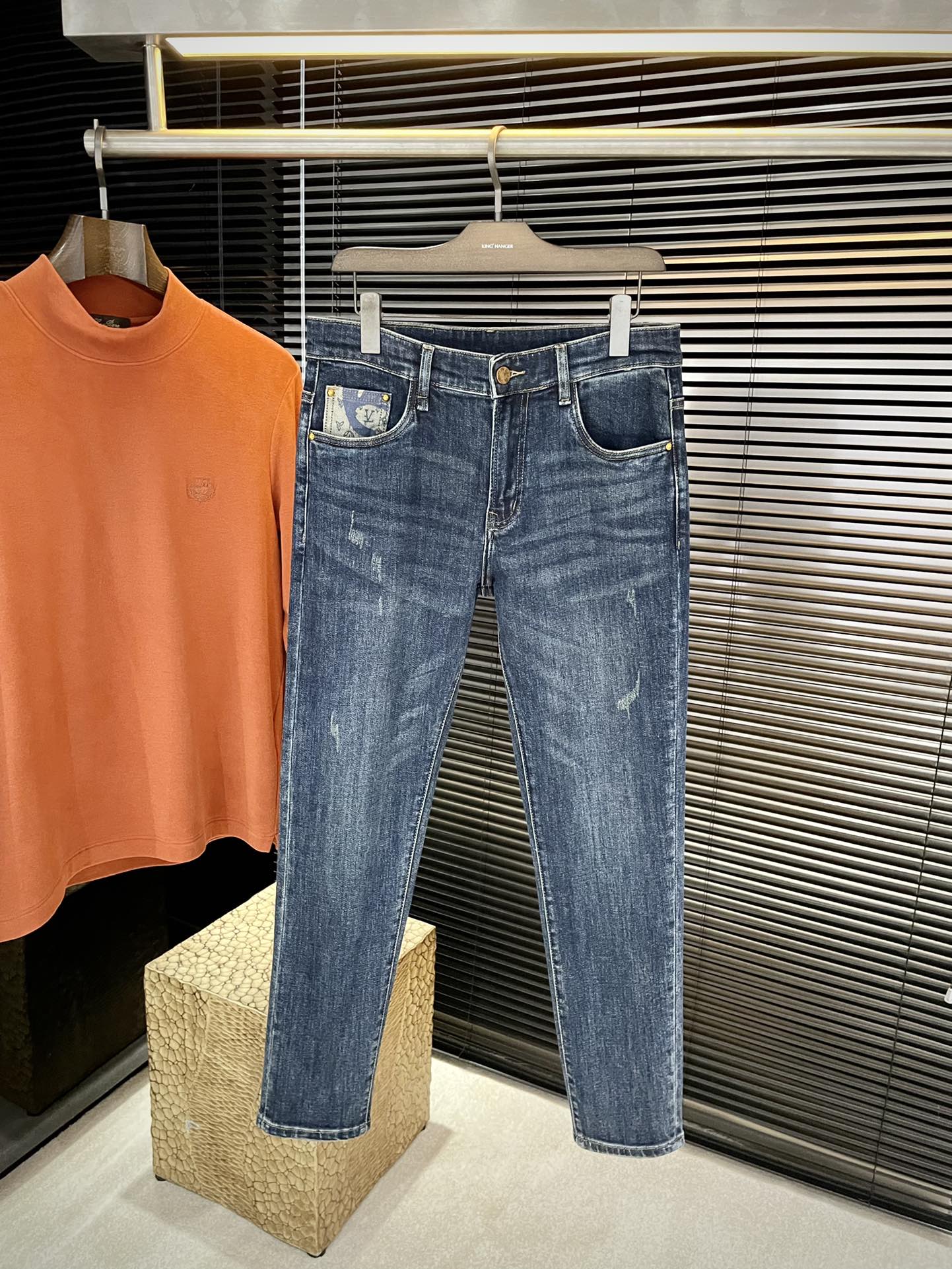 NO:650823,P LOUIS VU (Louis) 2025 new autumn jeans Imported Italian high-definition denim fabrics Fashionable and casual Regular fit Micro-elastic fabric The fabric is comfortable and soft, breaking the feel of conventional denim fabrics, not stuffy, and extremely comfortable. Casual and versatile, long-term washable and does not deform  29-38 (37),,louis vuitton,louis vuitton,jeans,alexander wang19860909P  LOUIS VU（路易）2025秋季新款牛仔裤 进口意大利高定牛仔面料 时尚休闲 常规版型 微弹力面料 面料舒适柔软,突破常规牛仔的面料手感,不闷热,舒适感极佳.随意百搭 久洗不变形 上身效果极佳.大方优雅的剪裁,设计不断创新却始终保持着高贵优雅的风格和品位 演绎时尚魅惑 版型小直筒 时尚佳品 专柜码数 29-38（37）,,louis vuitton,louis vuitton,jeans,alexander wang,Men's clothing