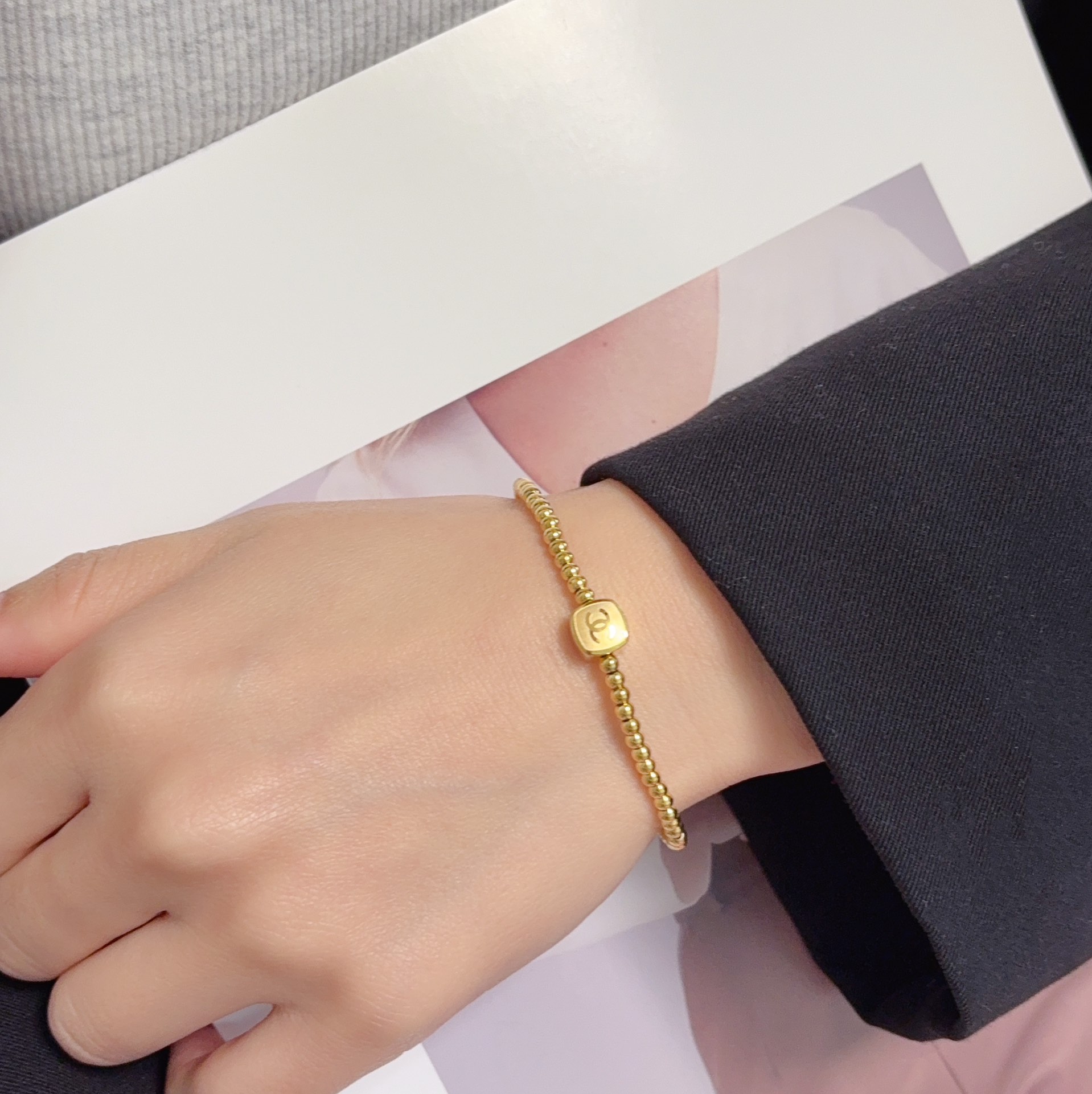 NO:642359,Xiaoxiangfeng Chanel Chanel niche style gold bracelet with the same style as Saturday Fortune!  It’s too exquisite!  Very simple and ordinary style, but very versatile!  The bracelet has a bracelet texture and is so practical!  It's really beautiful to wear in person. It's elegant, cool and unique. It's very versatile and shows off your hands!  It looks good whether worn alone or stacked~, fine jewelry, chanel, chanel, bracelet, bracelet, gold19860909小香风Chanel香奈儿小众款周六福同款黄金色手链！也太精致啦！很简单很普通的款,但就是很百搭！手镯质感的手链,实用性太高了！实物戴在上手真的是很美,优雅又酷酷有个性,特别百搭还显手细！无论单戴还是叠戴都好看～,饰品精品,chanel,chanel,bracelet,bracelet,gold,Jewelry