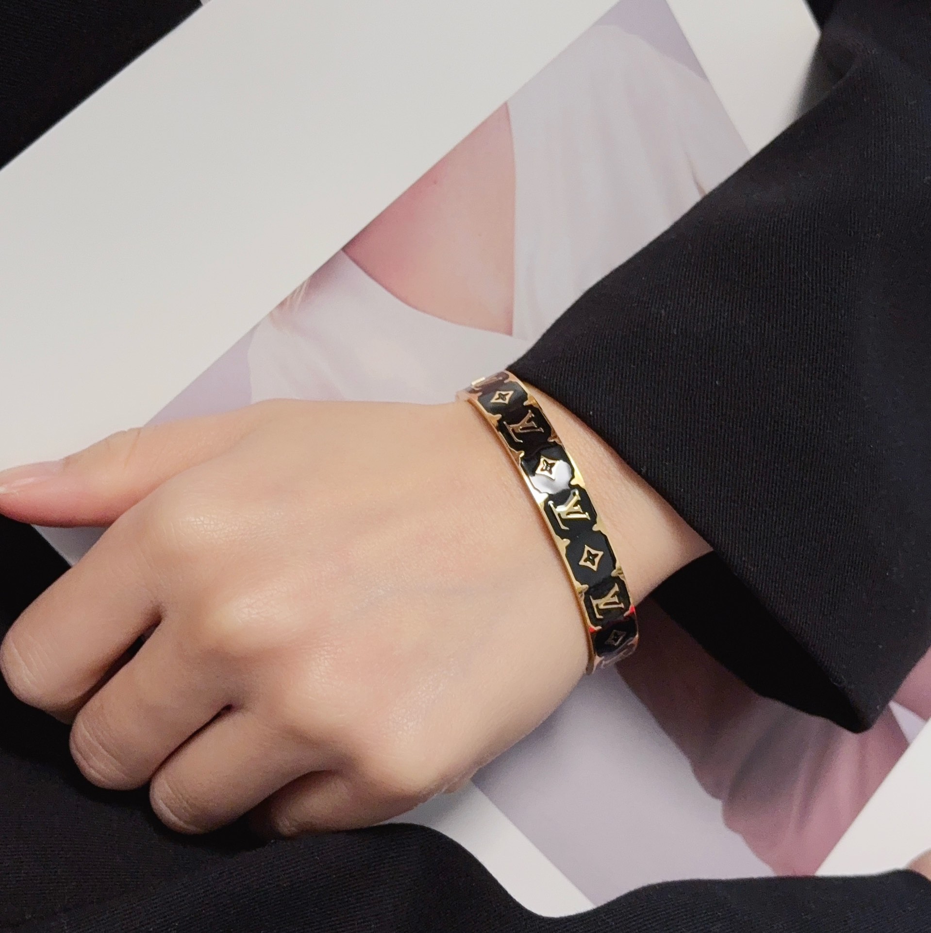 NO:642363,New product, original item, LV letter engraved black oil-drip half bracelet Louis Vuitton, Louis Vuitton, same counter material, hot model shipped, unique design, retro and avant-garde. Bracelet 14K Seiko color-preserved version has been loved by MM since its launch. Every color has its own unique brilliance!  The effect is very nice!  The tiniest one!  It is more durable than ordinary models and shows a fairer complexion, fine jewelry, louis vuitton, louis vuitton, louis vuitton, bracelet19860909新品 原单货 LV字母雕刻黑色滴油半边手镯Louis Vuitton 路易威登 专柜一致材质 火爆款出货 设计独特 复古前卫.手镯14K精工保色版 从上市以来一直深受MM喜爱每一种颜色都有它独一无二的光彩！上手效果非常好看！最细小的一款！比普通款更耐看显肤色白皙,饰品精品,louis vuitton,louis vuitton,louis vuitton,bracelet,Jewelry