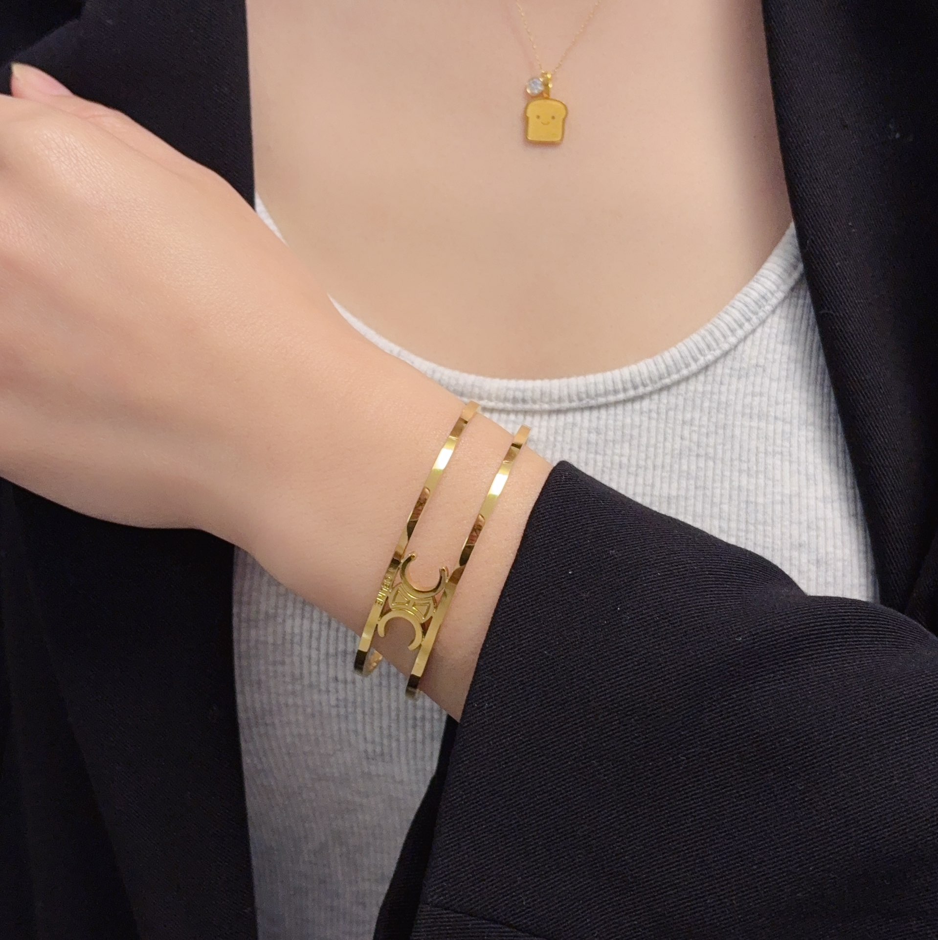 NO:642367,Celine Arc de Triomphe hollow gold bracelet!  It’s too exquisite!  Very simple and ordinary style, but very versatile!  The bracelet has a bracelet texture and is so practical!  It's really beautiful to wear in person. It's elegant, cool and unique. It's very versatile and shows off your hands!  It looks good whether worn alone or stacked~, fine jewelry, celine, celine, bracelet, bracelet19860909赛琳Celine凯旋门镂空金色手镯！也太精致啦！很简单很普通的款,但就是很百搭！手镯质感的手链,实用性太高了！实物戴在上手真的是很美,优雅又酷酷有个性,特别百搭还显手细！无论单戴还是叠戴都好看～,饰品精品,celine,celine,bracelet,bracelet,Jewelry