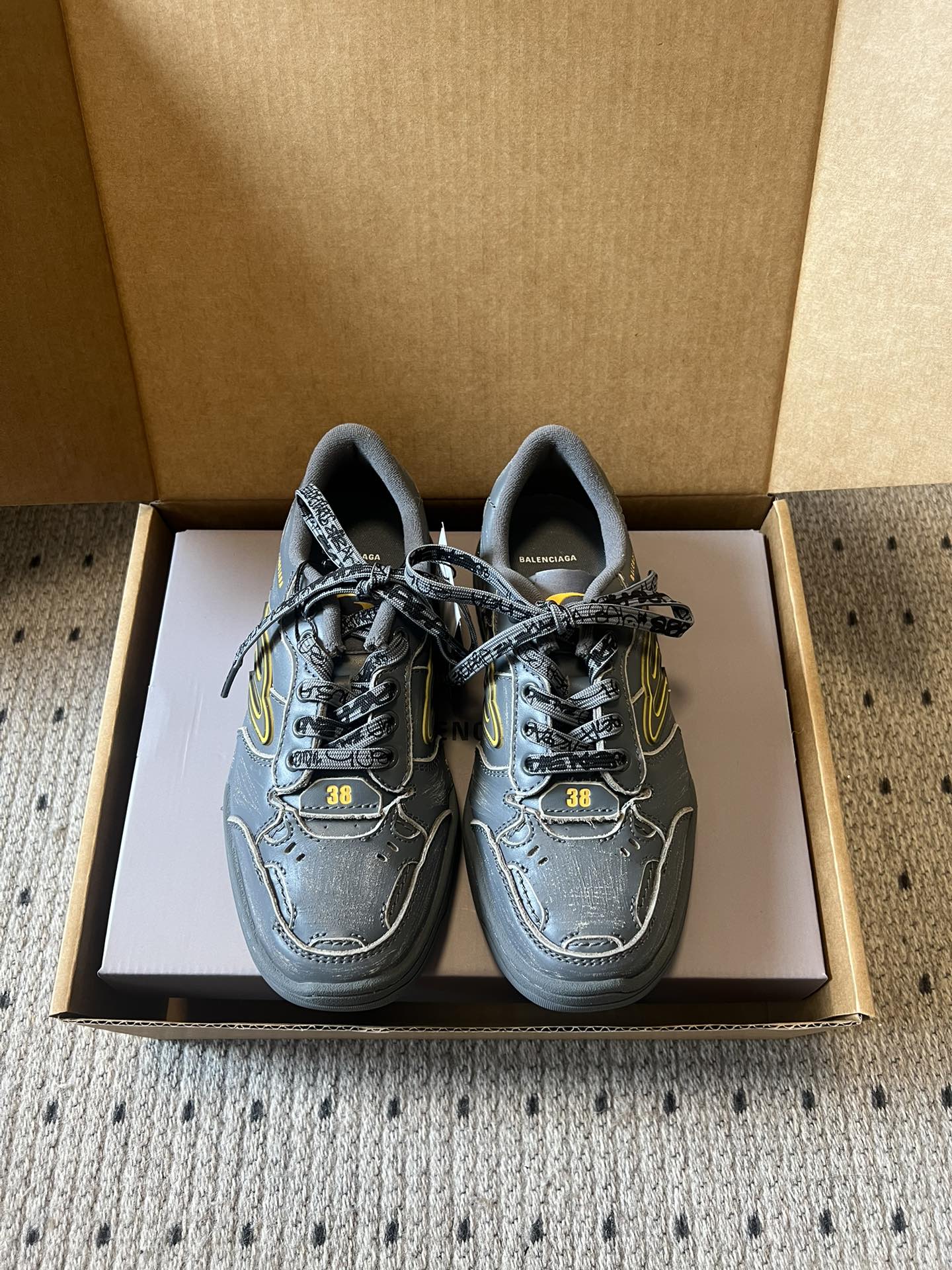 NO:653367,Purchasing agent Balenciag* 25ss sports style retro distressed moral training shoes sneakers and casual shoes. Continuing Balenciaga's iconic dad shoe silhouette, it adopts an oversized design, the toe is elongated and slightly raised, and the thick sole structure creates a strong visual impact, with both street and avant-garde fashion. The main focus is on the old wear effect, the edge of the toe has deliberately made rough edges and torn fiber feel, and the midsole and upper also have a retro and old texture;  Upper double-layered cowhide, lining mesh, outsole rubber outsole, 3cm higher size: 35-40 yards (customized sizes 40 are non-returnable), casual shoes/sports shoes, balenciaga, balenciaga, versace, sneakers, cowhide19860909代购级 Balenciag* 25ss 运动风复古做旧款德训鞋运动鞋休闲鞋 延续巴黎世家标志性的老爹鞋廓形,采用超大尺寸的oversized设计,鞋头拉长且微微翘起,搭配厚底结构打造出强烈的视觉冲击,兼具街头感与先锋时尚感. 主打做旧磨损效果,鞋头边缘有刻意做的毛边、撕裂纤维感,中底和鞋面也带有复古做旧的纹理； 鞋面双层头层牛皮 内里网布 大底橡胶大底 增高3cm size :35-40码（40码定制不退换）,休闲鞋/运动鞋,balenciaga,balenciaga,versace,sneakers,cowhide,Women's Shoes