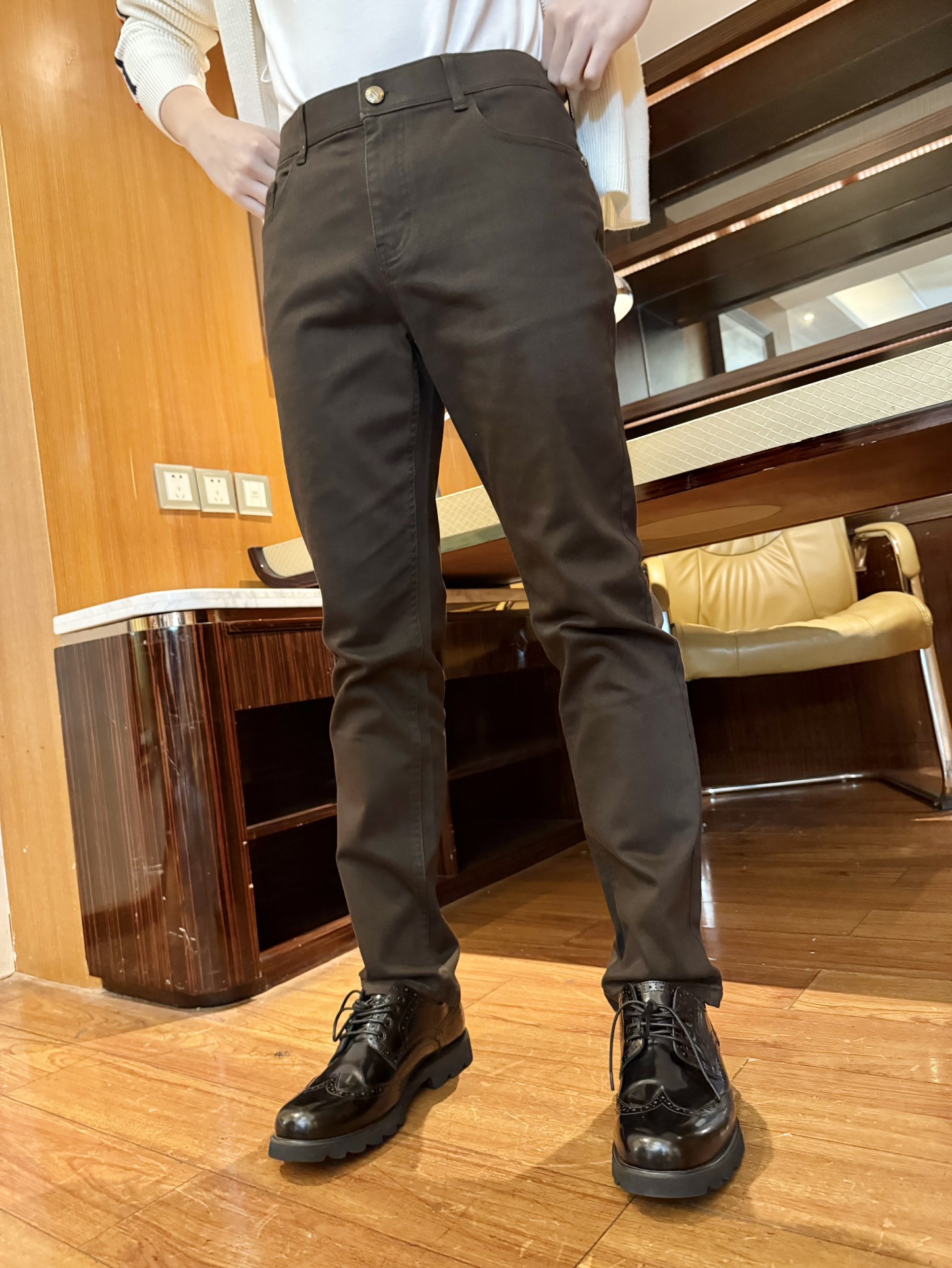 NO:650709,Ermenegildo Zegna-2025 new casual pants!  The advantage of the version is that it is a slim straight cut that fits the leg lines but is not tight. It can modify the shape of the legs, taking into account the neatness and comfort of movement. It is suitable for both tall and short statures. 2. The material characteristics are made of high-density cotton blended fabric, which is soft to the touch, stiff and wrinkle-resistant, wear-resistant and durable, and has moderate elasticity, making daily activities unrestricted. 3.  Detailed design of metal buttons + exquisite back waist logo, simple and textured, neat and solid wiring, highlighting the sense of quality; dark coffee color is low-key and high-end, easy to match without choosing tops. Size 29-38 (model 180/140 wears 32, comes with Hong Kong Lane Crawford gift box packaging),,zegna,alexander wang19860909杰尼亚-2025新款休闲裤！版型优势修身直筒剪裁,贴合腿部线条却不紧绷,能修饰腿型,兼顾利落感与活动舒适度,高矮身材都能适配. 2. 材质特性采用高密棉质混纺面料,触感柔软且挺括不易皱,抗磨耐穿,还具备适度弹力,日常活动无束缚. 3. 细节设计金属纽扣+精致后腰标识,简约中透着质感,走线工整扎实,彰显品质感；深咖色系低调高级,易搭配不挑上衣. 码数29-38（模特180/140穿32,配香港连卡佛礼盒包装）,,zegna,alexander wang,Men's clothing