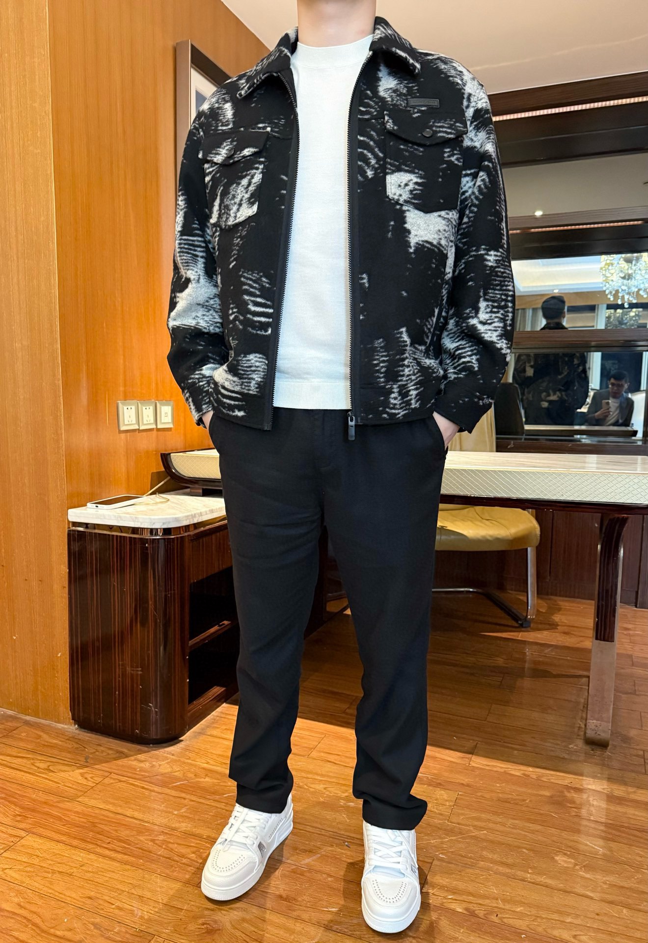 NO:650722,Ermenegildo Zegna-2025 new coat!  Black and gray ink smudged texture, with artistic 'high-end street' attributes, workwear lapels + three-dimensional pockets, cool but with a relaxed texture; soft and waxy blended wool texture, thick and warm but not bulky, skin-friendly, wind-resistant and gentle to the touch in autumn and winter; full zipper closure + metal buttons, easy to put on and take off and look refined  ; The small label on the chest is low-key to enhance the texture, not exaggerated but recognizable; the slightly loose workwear silhouette can hide the flesh and can be layered under, and can be worn with various body shapes to create a casual tone. Size number: 48-56 (model 180/140 wears 50, with Hong Kong Lane Crawford gift box packaging),,zegna,jackets  & coats,alexander wang19860909杰尼亚-2025新款外套！黑灰水墨晕染纹理,自带艺术感“高级炸街”属性,工装翻领+立体口袋,潮酷中带点松弛质感；软糯的混纺毛呢质感,厚实保暖但不笨重,贴肤亲肤,秋冬穿既抗风又有温柔触感；全拉链开合+金属纽扣,穿脱方便还显精致；胸口小标低调提质感,不浮夸却有辨识度；略宽松的工装廓形,能藏肉还能叠穿内搭,各种身形都能穿出随性腔调.码数:48-56(模特180/140穿50,配香港连卡佛礼盒包装),,zegna,jackets & coats,alexander wang,Men's clothing