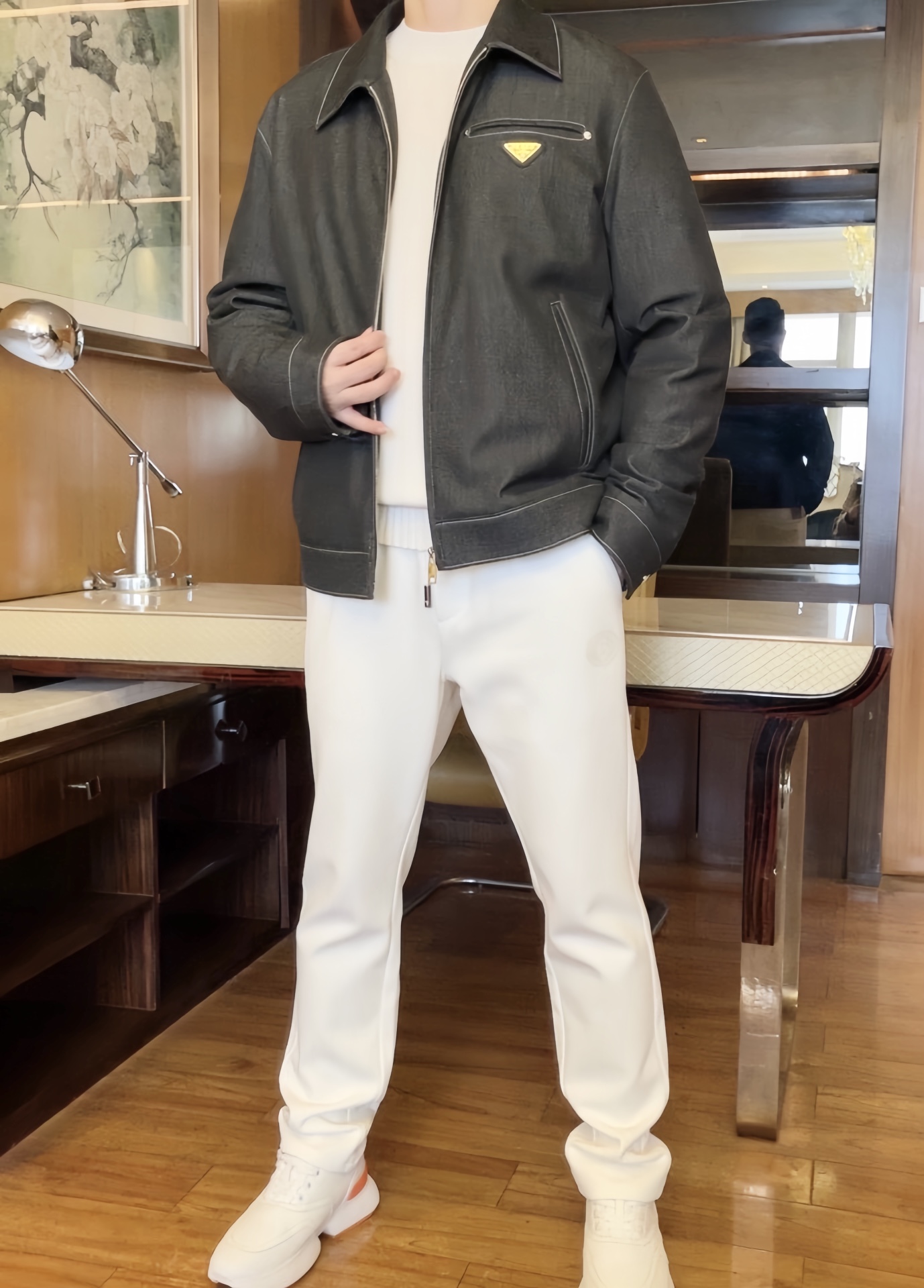 NO:650729,Prada-2025 new down jacket!  The classic lapel jacket-style cut is loose but not bloated. The neat lines can modify the body shape and create a smart urban men's style. It is easy to put on and take off every day. The outer layer is made of high-density denim texture fabric, which is windproof, wear-resistant and not easy to pilling. The inner layer is filled with high-quality down, which is lightweight and warm without weighing down the body. It has both practicality and texture. Contrast color topstitching  The craftsmanship outlines the outline, and is decorated with a metal triangle mark, which is simple yet luxurious; the zipper opening + multi-pocket design is both beautiful and practical, and the details highlight the quality. Size: 48-56 (model 180/140 wears 50, with Hong Kong Lane Crawford gift box packaging),, prada, jackets  & coats,down jacket,alexander wang19860909普拉达-2025新款羽绒服！经典翻领夹克式剪裁,宽松有度不臃肿,利落的线条能修饰身形,打造干练的都市男士风格,日常穿脱也方便.外层采用高密牛仔质感面料,防风耐磨且不易起球,内里填充优质羽绒,轻量保暖不压身,兼顾实用性与质感.撞色明线工艺勾勒轮廓,搭配金属三角标装饰,简约中透着轻奢感；拉链开合+多口袋设计,兼具美观与实用性,细节处彰显品质.码数:48-56(模特180/140穿50,配香港连卡佛礼盒包装),,prada,jackets & coats,down jacket,alexander wang,Men's clothing