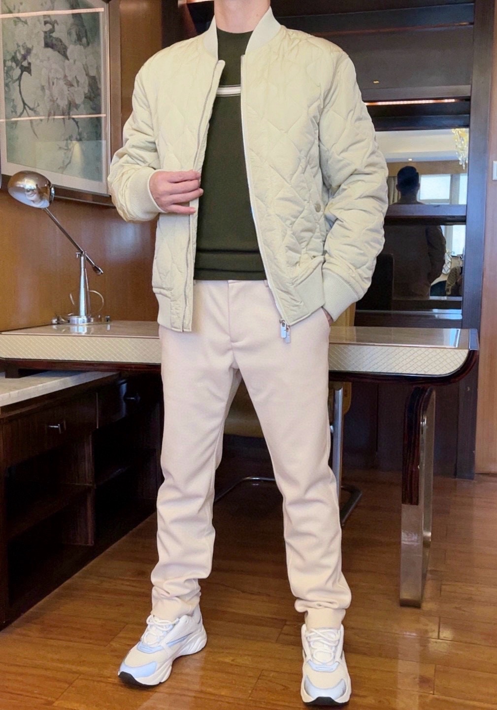 NO:650736,Burberry - The latest color matching of 2025 counter cotton clothing is shipped, a hot-selling item in European and American counters!  Selected polyester fiber fabrics imported from Italy are paired with a fashionable baseball collar design. The exquisite Pegasus embroidery and rhombus embellishments on the back waist highlight the taste. You definitely can't miss it. Sizes 48-56 (model 180/140 wears size 50, comes with Hong Kong Lane Crawford gift box packaging),, burberry, alexander wang19860909巴宝莉-2025专柜款棉服最新配色出货 欧美专柜热销单品！精选意大利进口聚酯纤维面料搭配时尚的棒球领设计,后腰侧的精致飞马刺绣和菱格点缀彰显品味 您绝对不容错过.尺码48-56（模特180/140穿50码,配香港连卡佛礼盒包装）,,burberry,alexander wang,Men's clothing