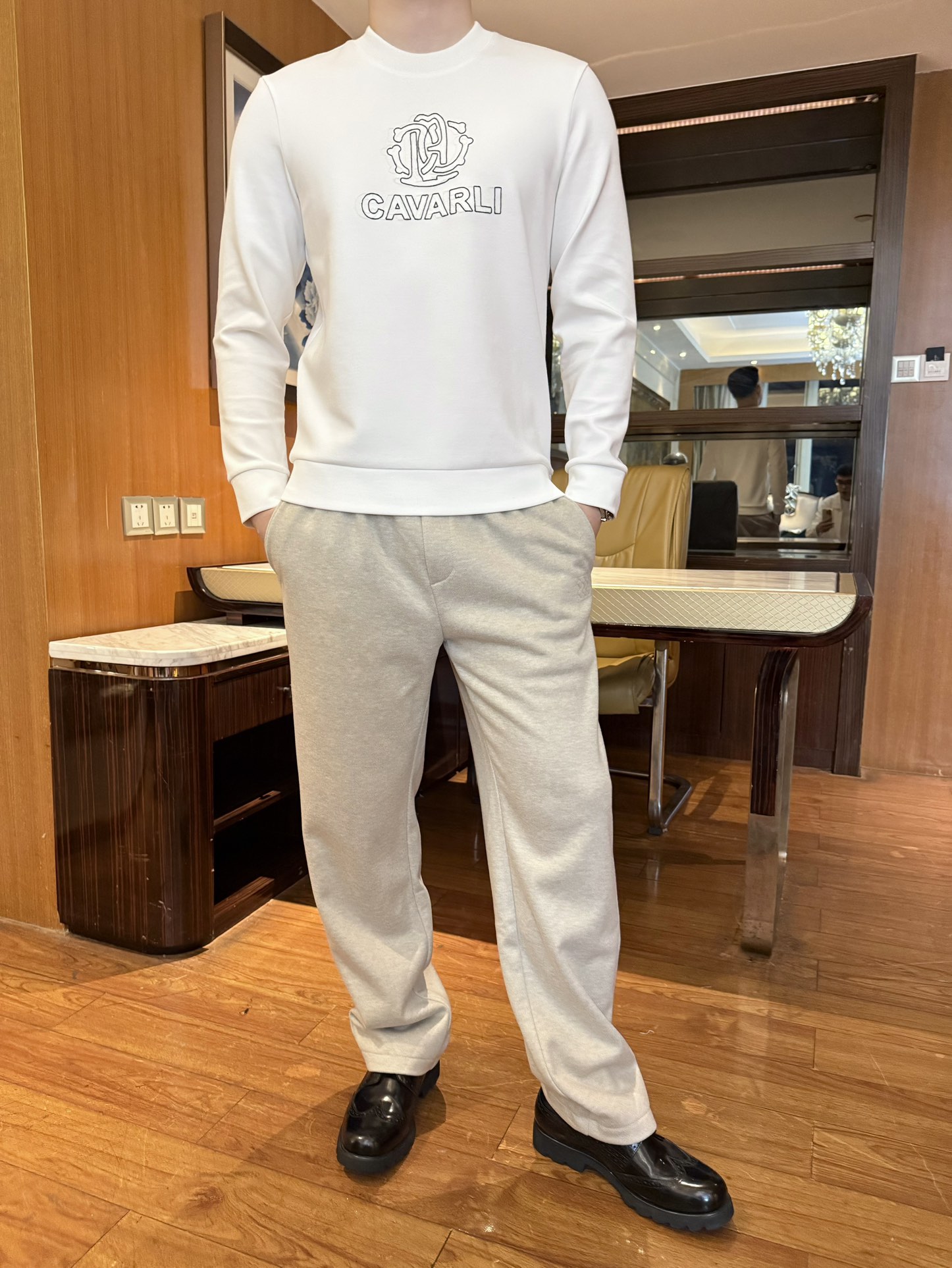 NO:650681,Cavalli-2025 new sweatshirt!  The slim round neck is tailored to fit the body shape but not tight, and can outline the neat shoulders and waist lines. It looks slim and energetic in daily wear, and can be adapted to all body types. It is made of high-weight air layer fabric and cashmere material, which is soft and skin-friendly, stiff and not easy to wrinkle and elastic, breathable and not sweaty, durable and washable, and can maintain the shape without deformation. Three-dimensional embroidered logo on the chest  and letter design, full of lines, simplicity and light luxury texture; solid color base is versatile and not picky in style, ribbed collar and cuffs are not easy to loose, and quality is highlighted in details. Size: 48-56 (model 180/140 wears 50, with Hong Kong Lane Crawford gift box packaging), hoodie, sweatshirts, alexander  wang19860909卡瓦利-2025新款卫衣！修身圆领剪裁,贴合身形却不紧绷,能勾勒出利落的肩部与腰部线条,日常穿着显瘦又显精神,各种身材都能适配.采用高克重空气层面料搭配山羊绒材质触感柔软亲肤,挺括不易皱且有弹性,透气不闷汗,耐洗耐穿还能保持版型不变形.胸前立体刺绣logo与字母设计,线条感十足,简约中透着轻奢质感；纯色基底百搭不挑风格,罗纹领口与袖口不易松垮,细节处彰显品质.码数:48-56(模特180/140穿50,配香港连卡佛礼盒包装),,hoodie,sweatshirts,alexander wang,Men's clothing