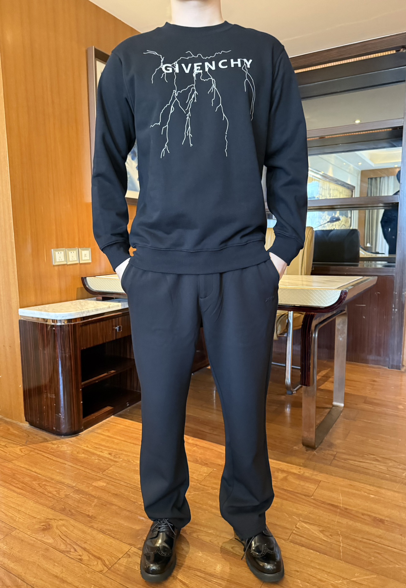 NO:650689,Givenchy-2025 new sweatshirt!  The classic round neck is loosely tailored, not flattering, and can accommodate various body shapes. The dropped shoulder design weakens the shoulder line and makes it more casual, making it non-restrictive for daily wear and creating a casual and lazy atmosphere.  Made of high-weight pure cotton terry fabric, it feels soft and skin-friendly, has good breathability and good warmth retention. It is washable and not easy to pill, and can maintain the shape and texture after long-term wear. The lightning print on the chest is matched with the brand letter design, which is full of trend. The black and white contrasting colors have strong visual impact; ribbed collar, cuffs and bottom  The hem has good elasticity, not easy to loose and deform, and the details show quality. Size: S-XL (model wears M 180/140, comes with Hong Kong Lane Crawford gift box packaging), givenchy, hoodie, sweatshirts, alexander  wang19860909纪梵希-2025新款卫衣！经典圆领宽松剪裁,不挑身材,能包容各种身形,落肩设计弱化肩线更显随性,日常穿着无束缚感,还能打造休闲慵懒的穿搭氛围. 采用高克重纯棉毛圈面料,触感柔软亲肤,透气性佳且保暖性好,耐洗不易起球,久穿仍能保持版型与质感.胸前闪电印花搭配品牌字母设计,潮流感十足,黑白撞色视觉冲击力强；罗纹领口、袖口与下摆弹性好,不易松垮变形,细节处尽显品质.码数:S-XL(模特180/140穿M,配香港连卡佛礼盒包装),,givenchy,hoodie,sweatshirts,alexander wang,Men's clothing