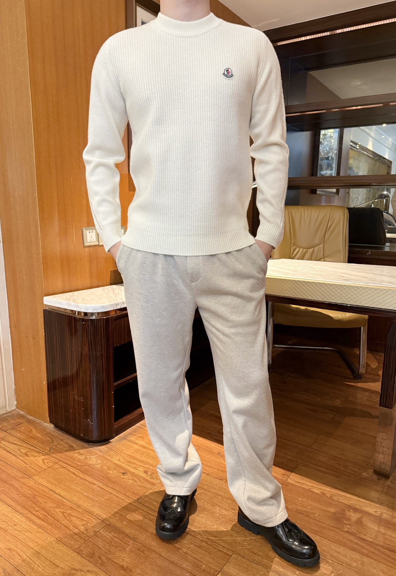 NO:650696,Mouth-2025 new sweater!  Luxurious texture experience is made of fine 90% sheep wool 10% cashmere material, which feels soft and skin-friendly. It looks like it is wrapped in a layer of 'warm clouds' when worn close to the body. It is full of warmth without weighing down the body; the three-dimensional texture has a high-end texture, low-key and classy. The half-high collar keeps warm and modifies the neck line; the chest is smooth  Classic logo embellishment, simplicity reveals brand texture, daily wear is not exaggerated, dignified but not ostentatious. Size: 48-56 (model 180/140 wears 50, with Hong Kong Lane Crawford gift box packaging), Moncler, sweaters, alexander  wang19860909蒙口-2025新款毛衣！质感奢级体验采用细腻90绵羊毛10的山羊绒材质,触感软糯亲肤,贴身穿像裹了层“暖云”,保暖性拉满还不压身；立体织纹肌理自带高级质感,低调又显档次.半高领既保暖又修饰颈部线条；胸口经典徽标点缀,简约中透出品牌质感,日常穿不浮夸、显贵不张扬.码数:48-56(模特180/140穿50,配香港连卡佛礼盒包装),,Moncler,sweaters,alexander wang,Men's clothing