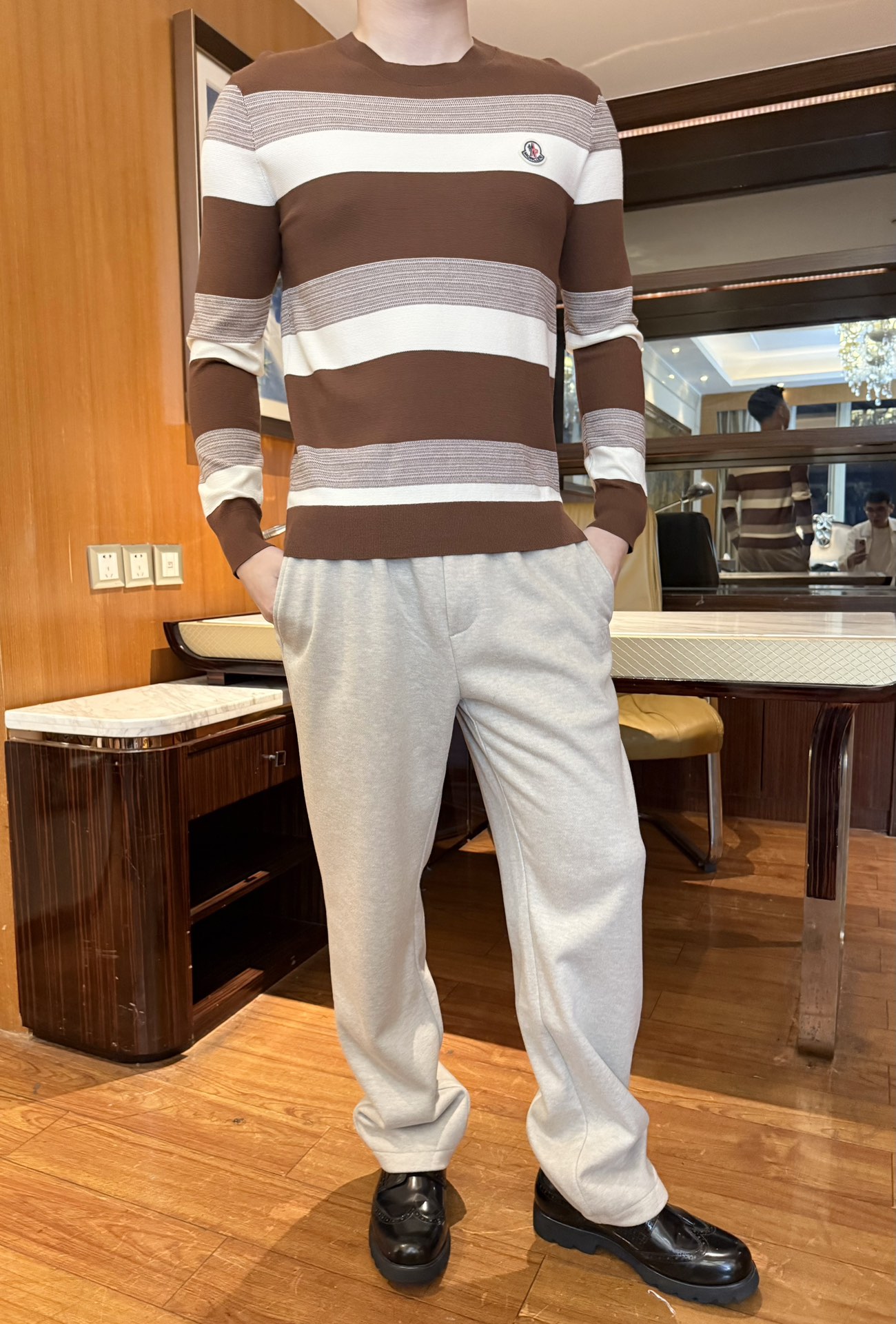 NO:650711,Mouth-2025 new sweater!  It is made of mulberry silk fabric made of 97 wool 3, which feels like a layer of 'cloud velvet'. It sticks to the skin without being tied and has a slight elasticity. It is warm and not sweaty when worn in autumn and winter. The brown + off-white low-saturated contrasting stripes have a 'visual slimming' buff. The layered splicing of wide stripes + fine texture is simple but not monotonous, and it is easy to wear with a relaxed retro feel~  The tailoring is slim and not tight, fits the body shape but does not pinch the flesh. Whether worn alone or as an inner layer, it will not look bloated. It is suitable for all body types ~ Size 48-56 (model 180/140 wears 50, comes with Hong Kong Lane Crawford gift box packaging),,Moncler,sweaters,alexander wang19860909蒙口-2025新款毛衣！采用97羊毛3的桑蚕丝面料,摸起来像裹了层“云朵绒”,贴肤不扎还自带微弹感,秋冬穿既保暖又不会闷汗.棕+米白的低饱和撞色条纹,自带“视觉显瘦”buff,宽条纹+细织纹的层次拼接,简约不单调,轻松穿出松弛的复古感~ 修身不紧身的剪裁,能贴合身形但不勒肉,不管是单穿还是当内搭,都不会显得臃肿,适配各种身材~码数48-56（模特180/140穿50,配香港连卡佛礼盒包装）,,Moncler,sweaters,alexander wang,Men's clothing