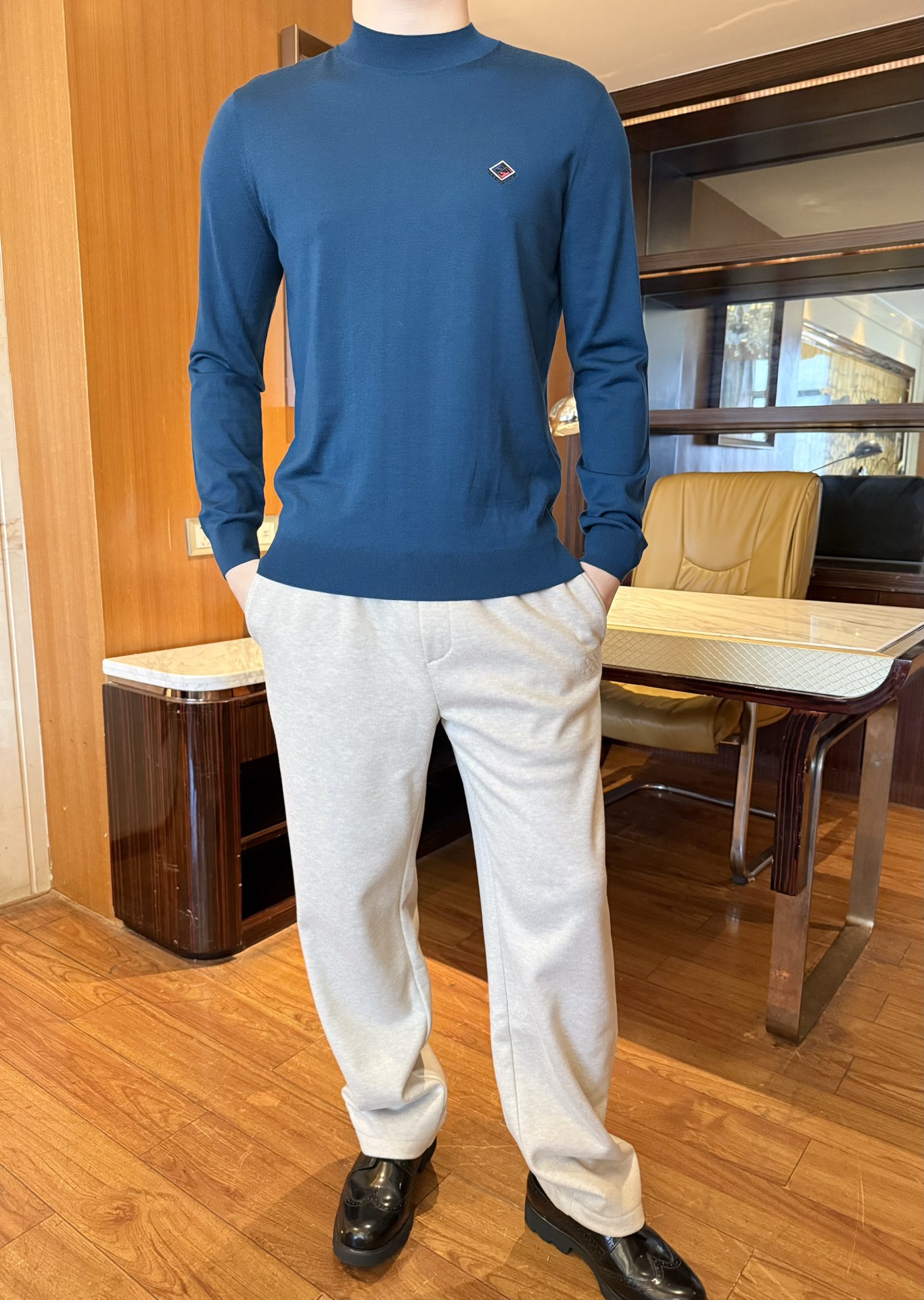 NO:650718,Ermenegildo Zegna-2025 new sweater!  The slim half-high collar is tailored to fit the neck line without being tight. It can modify the proportion of the shoulder and neck. The neat slim fit outlines the body shape, showing a man's upright posture without flattering the height. It is made of 100% fine wool fabric, which has a delicate and soft touch, is skin-friendly and does not tie the body. It has both breathability and warmth, is wrinkle-resistant and easy to take care of, and does not deform in daily wear. A small diamond-shaped badge is decorated on the chest.  , simple and refined without being ostentatious, adding a light and luxurious texture to the overall look; the sapphire blue tone is high-end and white, and it can be worn alone as an inner layer. The ribbed neckline and hem have good elasticity and are not easy to loosen after long-term wear. Size: 48-56 (model 180/140 wears 50, with Hong Kong Lane Crawford gift box packaging),, zegna, sweaters, alexander  wang19860909杰尼亚-2025新款毛衣！修身半高领剪裁,贴合颈部线条又不紧绷,能修饰肩颈比例,利落的修身版型勾勒身形,尽显男士挺拔身姿,不挑身高体型.采用精纺百分百细羊毛面料,触感细腻软糯,亲肤不扎身,透气性与保暖性兼具,抗皱易打理,日常穿着不变形.胸口小巧的菱形徽章装饰,简约精致不张扬,为整体造型增添轻奢质感；宝蓝色调高级显白,单穿内搭都能出彩,罗纹领口与下摆弹性佳,久穿不易松垮.码数:48-56(模特180/140穿50,配香港连卡佛礼盒包装),,zegna,sweaters,alexander wang,Men's clothing