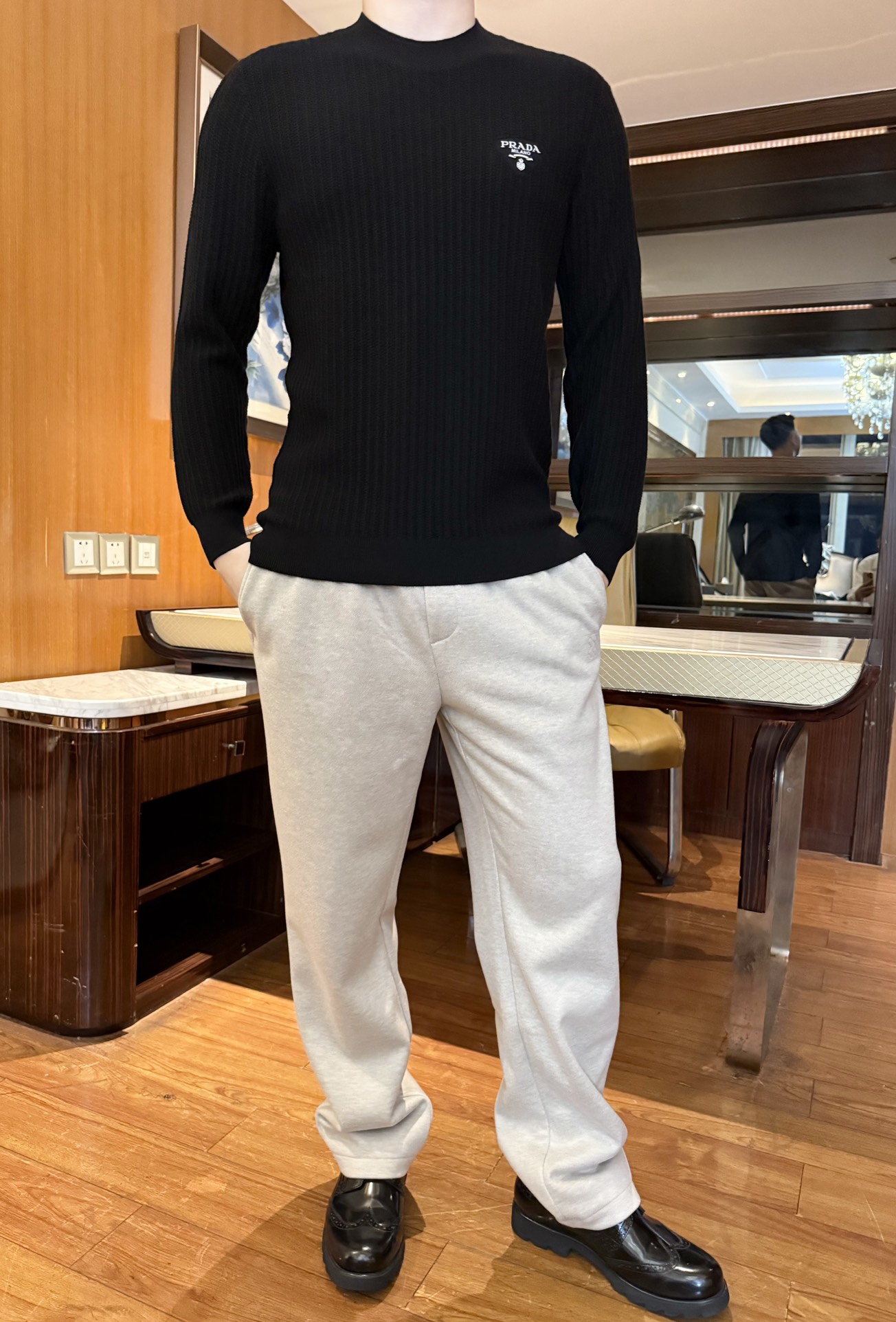 NO:650704,Prada-2025 new sweater!  Made of fine wool fabric, the three-dimensional honeycomb texture has its own texture. It feels soft and skin-friendly. It can be worn close to the body without being tied. It also takes into account the warmth retention. It is light and not heavy for autumn and winter. The half-high collar + slim tailoring can not only modify the neck line, but also fit the body shape and look neat. The simple brand logo on the chest reveals a sense of sophistication in a low-key manner and is not fussy.  The whistle is recognizable; the solid color basic model is suitable for various styles. It looks good when worn alone or worn inside. You can achieve the effect without thinking about matching. Size: 48-56 (model wears 50 in 180/140, with Hong Kong Lane Crawford gift box packaging), prada, sweaters, alexander  wang19860909普拉达-2025新款毛衣！采用细腻羊毛面料,立体蜂窝肌理自带质感,触感柔软亲肤,贴身穿不扎,同时兼顾保暖性,秋冬穿轻盈不厚重；半高领+修身剪裁,既能修饰颈部线条,又能贴合身形显利落；胸口的简约品牌标识,低调中透出精致感,不花哨却有辨识度；纯色基础款适配各种风格,单穿、内搭都好看,不用费脑搭配就能出效果.码数:48-56(模特180/140穿50,配香港连卡佛礼盒包装),,prada,sweaters,alexander wang,Men's clothing