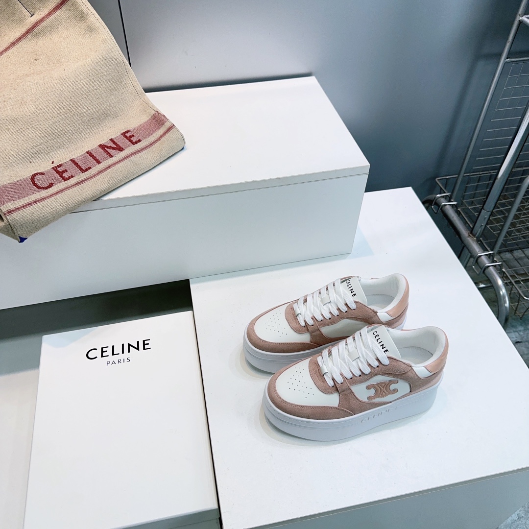 NO:649900,High quality!  Top quality upgraded version!  Celine 26 new spring and summer classic thick-soled casual white shoes!  One of the most popular casual shoes!  Liu Wen Yang Mi  The same style as Lisa, it is both gorgeous and practical. Its texture is in line with the seemingly contradictory style of casual luxury, and its leather goods and accessories, from leather bags, leather shoes to ties and scarves, highlight pragmatism on the basis of luxury. This pair of casual sneakers is full of street style. A pair of small shoes will always be missing in the shoe cabinet.  White shoes, and this year’s white shoes are the best choice. Different from the bad AJ, CELIN@ white shoes have its own unique design. The leather upper is very easy to take care of, unique and unique. The LOGO on the side and heel makes it simple and not out of character. It is a perfect pair of white shoes~  The upper is made of original silk cowhide stitched with suede, and the inner padding sheepskin is comfortable and breathable!  Original molded one-to-one rubber outsole!  Bottom thickness 6.5cm Size: 35-40 (40 is custom-made and non-returnable) Comes with original packaging, casual shoes/sports shoes, celine, celine, sneakers, cowhide, sheepskin, ties19860909高品质！顶级品质升级版本！Celine赛琳26春夏新品经典厚底休闲小白鞋！最火休闲鞋单品之一！刘雯 杨幂 lisa同款,华丽又实用,本身的质感符合休闲华丽这个看似矛盾的风格,而其皮件及配件从皮包,皮鞋到领带丝巾都在奢华的基础上突出实用主义.这双休闲板鞋,充满街头感的一双鞋子,鞋柜里永远都缺一双小白鞋,而今年这款小白鞋是不二之选.与烂大街的AJ不同,CELIN@小白鞋有它自己独特的设计,皮革鞋面非常好打理,独出心裁,别具一格,侧面与后跟的LOGO让他简单又不失调性,完美的一双小白鞋~ 鞋面采用原版丝绸牛皮拼接牛反绒,内里垫脚羊皮舒舒透气！ 原版开模一比一橡胶大底！ 底厚6.5cm 码数:35-40（40定做不退换） 配原版包装,休闲鞋/运动鞋,celine,celine,sneakers,cowhide,sheepskin,ties,Women's Shoes