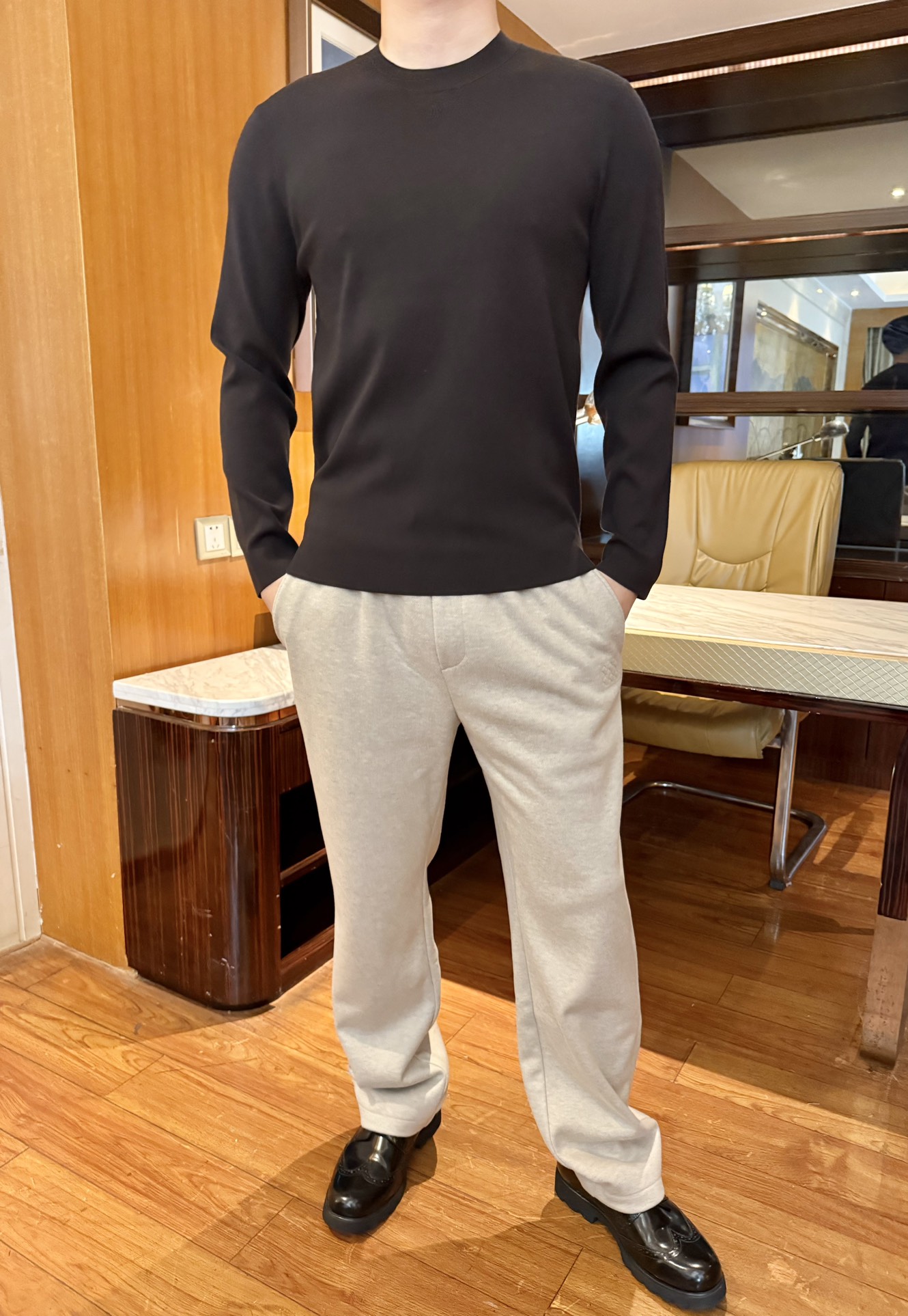 NO:650723,Mouth-2025 new sweater!  The classic round neck slim cut fits the body shape but is not tight, and can outline the neat shoulder and waist lines. The short length can also optimize the body proportions, make you look taller and more energetic, and is suitable for all body shapes. It is made of high-count worsted knitted fabric, which feels delicate and smooth, skin-friendly and not tight. It has good breathability and drape, is wrinkle-resistant and easy to take care of, and is not easy to deform and pill after long-term wear. Collar  The minimalist embossed logo design on the mouth is low-key and exquisite; it can be worn alone or as an inner layer. The ribbed cuffs and hem have good elasticity and fit the body shape without being loose. Size: 48-56 (model 180/140 wears 50, comes with Hong Kong Lane Crawford gift box packaging), Moncler, sweaters, alexander  wang19860909蒙口-2025新款毛衣！经典圆领修身剪裁,贴合身形却不紧绷,能勾勒出利落的肩腰线条,短款衣长还能优化身材比例,显高又显精神,适配各类身形.采用高支精纺针织面料,触感细腻顺滑,亲肤不扎身,兼具良好的透气性与垂坠感,抗皱易打理,久穿也不易变形起球.领口处极简的压印标识设计,低调中透着精致感；单穿内搭皆可,罗纹收口的袖口与下摆弹性佳,贴合身形不松垮.码数:48-56(模特180/140穿50,配香港连卡佛礼盒包装),,Moncler,sweaters,alexander wang,Men's clothing