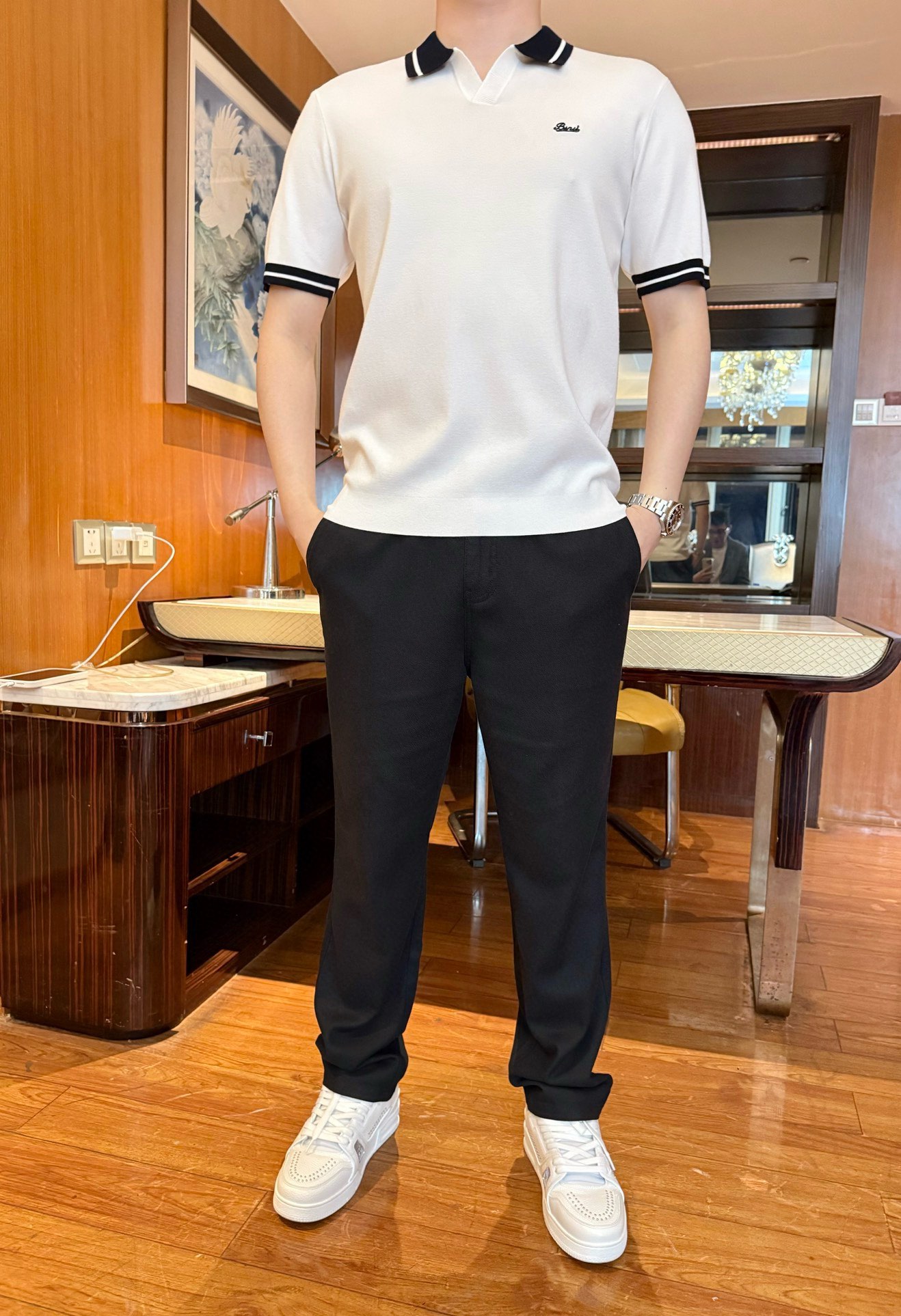 NO:650730,BV-2025 new polo!  The white + black contrasting design (double black edges on the collar and cuffs) is simple and detailed; the slim fit and not tight cut can highlight the lines of the shoulders and neck, making it more refined than ordinary T-shirts. Made of knitted blended material, it feels soft and breathable, not sweaty and has a drapey feel, making it more advanced.  It is not easy to wrinkle when taken care of. The small logo embroidery on the chest is exquisite and unobtrusive. It retains the formal feeling of Polo without appearing rigid. Size: 48-56 (model 180/140 wears 50, comes with Hong Kong Lane Crawford gift box packaging),,bottega  veneta,tees,t-shirt,alexander wang19860909BV-2025新款polo！白+黑撞色设计（领部、袖口双条黑边）,简约又有细节；修身不紧绷的剪裁,能衬出肩颈线条,比普通T恤更显精致.采用针织混纺材质,触感柔软透气,不闷汗还自带垂坠感,更显高级,打理不易皱.胸口小logo刺绣,精致不张扬,既保留了Polo的正式感,又不会显得刻板.码数:48-56(模特180/140穿50,配香港连卡佛礼盒包装),,bottega veneta,tees，t-shirt,alexander wang,Men's clothing
