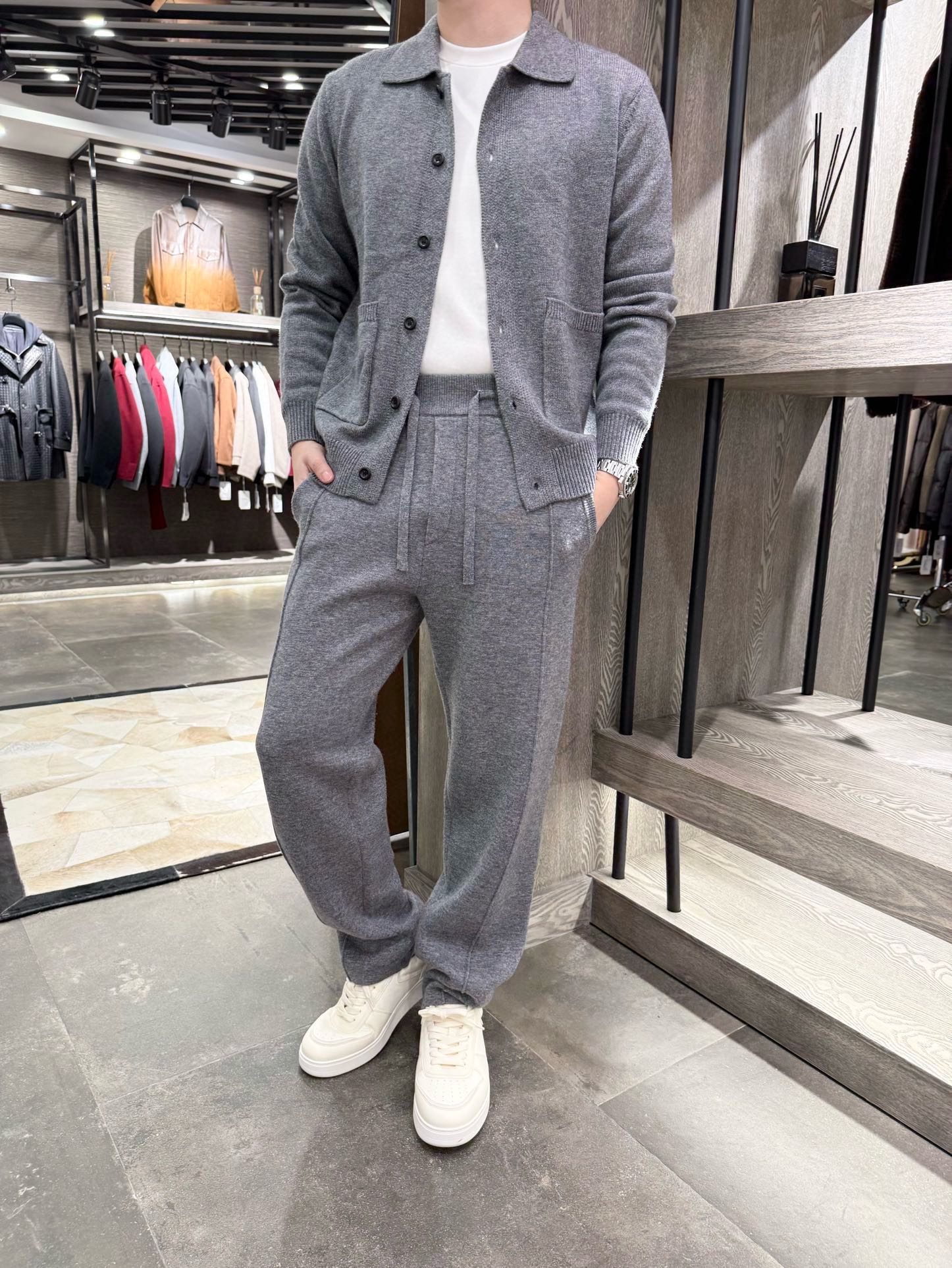 NO:650687,Ermenegildo Zegna-2025 new set!  Made of fine worsted wool blended knitted fabric, it feels soft and skin-friendly, and has a full drape with a 'low-key luxury' texture. The combination of lapel cardigan + drawstring leggings, the buttons of the cardigan, the ribbed details on the edges of the pockets, and the contrasting drawstrings of the trousers, are simple yet sophisticated. The whole set looks noble, and can be worn separately.  It can stand up to the occasion. Gray is not picky about skin color. It is softer than black and more resistant to stains than light colors. It is not obtrusive for daily wear and is not inconsistent with formal occasions. Size 48-56 (model 180/140 wears 50, comes with Hong Kong Lane Crawford gift box packaging),,zegna,alexander  wang19860909杰尼亚-2025新款套装！采用细腻的精纺羊毛混纺针织面料,触感软糯亲肤,垂感十足自带“低调奢华”质感.翻领开衫+抽绳束脚裤的组合,开衫的纽扣、口袋边缘的罗纹细节,加上裤装的撞色抽绳,简约中藏着精致,整套穿显贵气,拆分搭也能撑得起场合.灰色不挑肤色,既比黑色更显柔和,又比浅色系更耐脏,日常穿不突兀,正式场合也不违和.码数48-56（模特180/140穿50,配香港连卡佛礼盒包装）,,zegna,alexander wang,Men's clothing