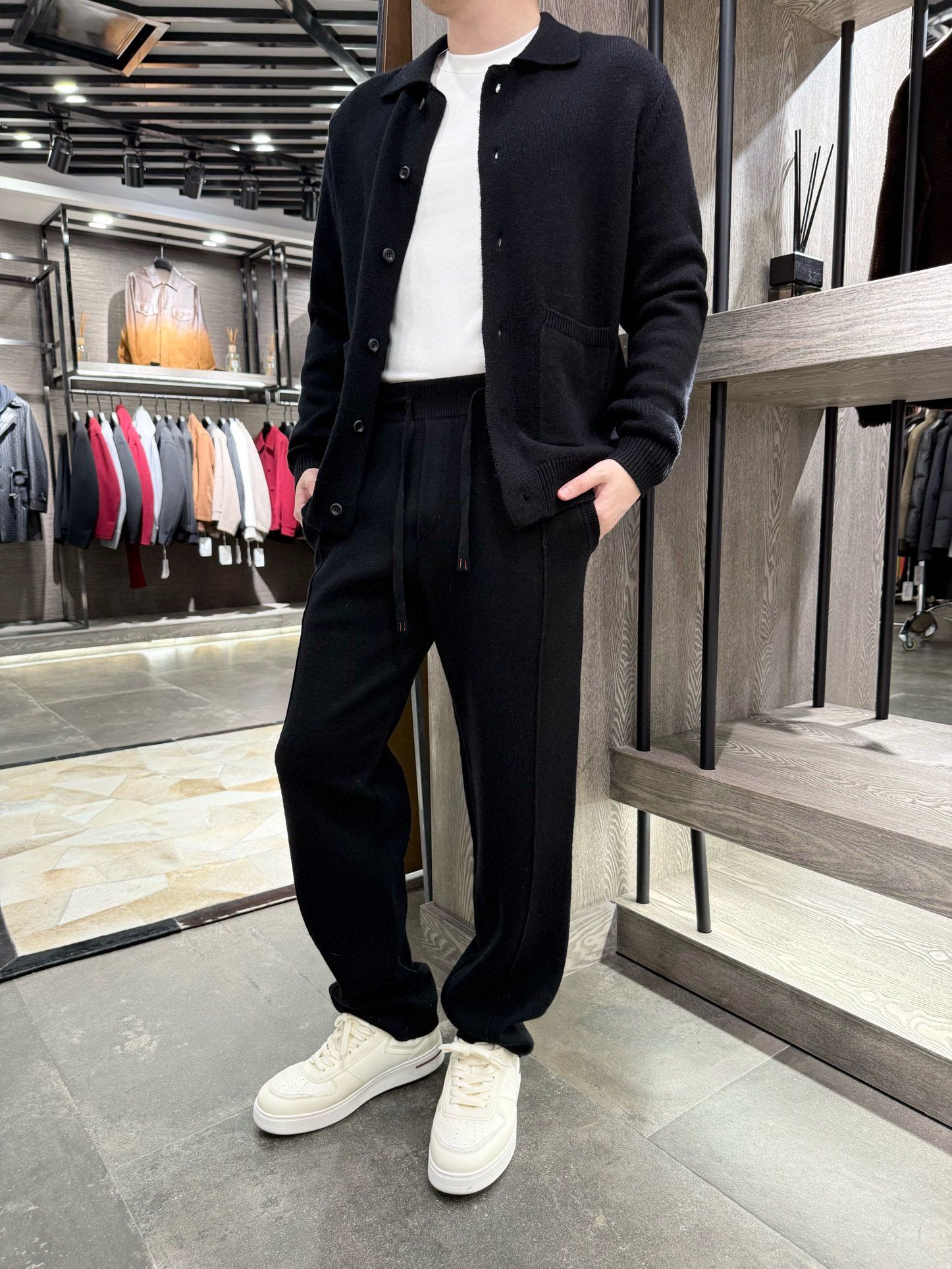 NO:650697,Ermenegildo Zegna-2025 new set!  Made of fine worsted wool blended knitted fabric, it feels soft and skin-friendly, and has a full drape with a 'low-key luxury' texture. The combination of lapel cardigan + drawstring leggings, the buttons of the cardigan, the ribbed details on the edges of the pockets, and the contrasting drawstrings of the trousers, are simple yet sophisticated. The whole set looks noble, and can be worn separately.  It can stand up to the occasion. Navy blue is not picky about skin color. It is softer than black and more resistant to stains than light colors. It is not obtrusive for daily wear and is not inconsistent with formal occasions. Size 48-56 (model 180/140 wears 50, comes with Hong Kong Lane Crawford gift box packaging),,zegna,alexander  wang19860909杰尼亚-2025新款套装！采用细腻的精纺羊毛混纺针织面料,触感软糯亲肤,垂感十足自带“低调奢华”质感.翻领开衫+抽绳束脚裤的组合,开衫的纽扣、口袋边缘的罗纹细节,加上裤装的撞色抽绳,简约中藏着精致,整套穿显贵气,拆分搭也能撑得起场合.藏青色不挑肤色,既比黑色更显柔和,又比浅色系更耐脏,日常穿不突兀,正式场合也不违和.码数48-56（模特180/140穿50,配香港连卡佛礼盒包装）,,zegna,alexander wang,Men's clothing