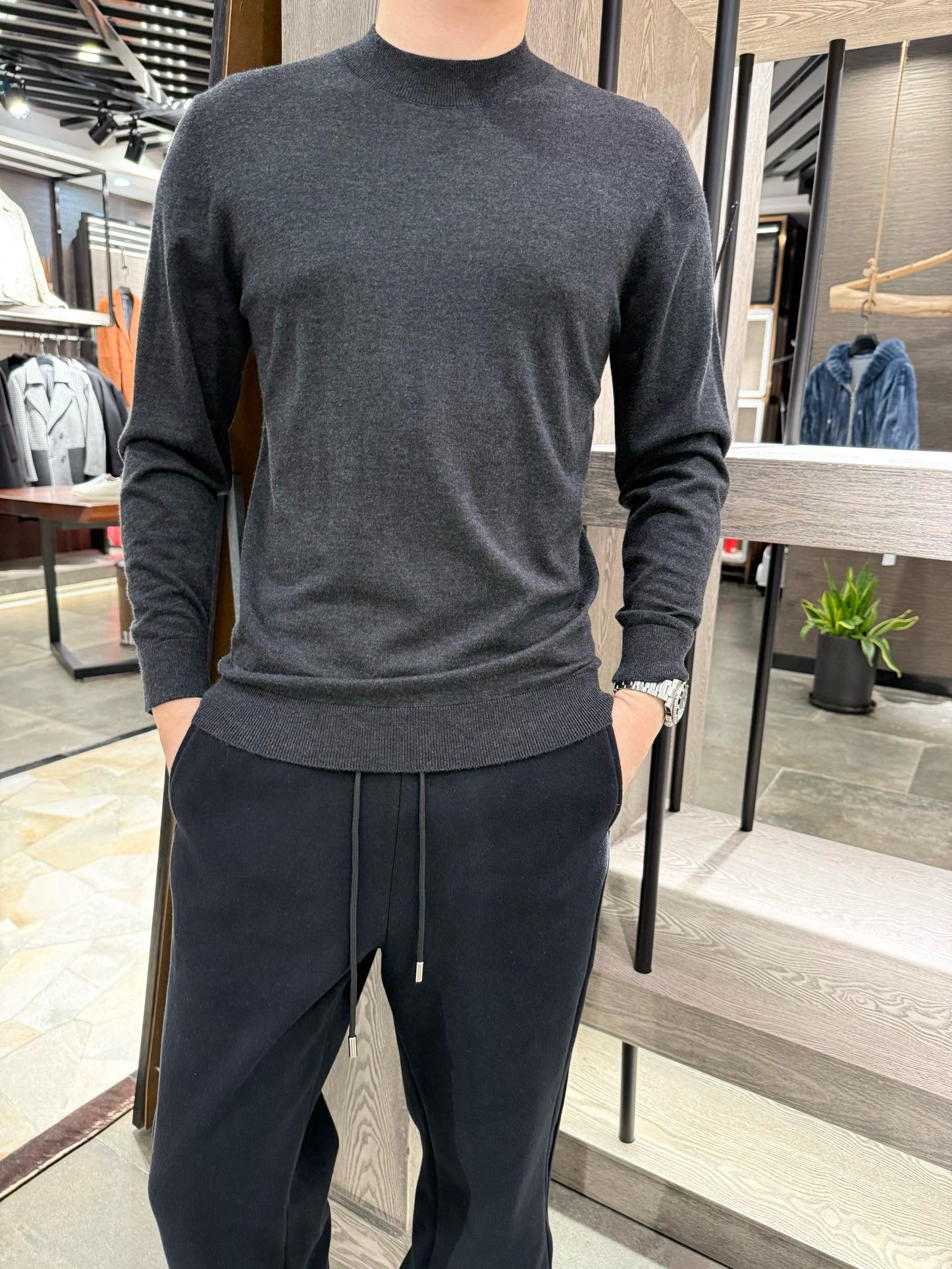 NO:650703,Ermenegildo Zegna-2025 new round neck sweater. This sweater is made of 5 cashmere, 5 mulberry silk, 20 nylon, 20 acrylic and  A luxury blended fabric with 50% polyester. Among them, 5% cashmere is like the warm sun in winter, giving the clothes extraordinary softness and warmth. With a gentle touch, you can feel the delicate texture like clouds; the addition of 50% mulberry silk adds a silky touch to the fabric, like the intimate encounter between skin and satin, showing elegance.  The combination of nylon and acrylic greatly improves the wear resistance and elasticity of the clothing. Whether it is worn daily or washed frequently, it can maintain a good shape and is not easily deformed. The 50% polyamide fiber, with its excellent moisture absorption and perspiration performance, keeps you dry and comfortable when wearing it, saying goodbye to stickiness and stuffiness. The scientific ratio of various fibers makes this sweater both skin-friendly, warm and durable, and its quality is far superior to ordinary knitted items.  Designed with a scissor collar and contrasting weaving threads, the details are real. The design of the scissor collar is a highlight of this sweater's style. It is different from the traditional neckline style, with a unique V-shaped cut, cleverly modifying the neck line, elongating the visual effect of the neck, making the wearer look more slender and straight. Whether worn alone to show a confident style, or paired with a suit jacket to create a business casual style, the scissor collar can be easily controlled and adds a lot to the overall look.  The contrasting woven thread design on the inner neckline is the finishing touch. On the edge of the simple neckline, a carefully selected contrasting color line instantly breaks the monotony, adding liveliness and fashion to the entire dress. This detail not only reflects the designer's ingenuity, but also shows the wearer's pursuit of quality life and unique aesthetics. Size: 48-56 (model 180/140 wears 50, with Hong Kong Lane Crawford gift box packaging),,zegna,jackets & coats,business  suit,silk fabric,alexander wang19860909杰尼亚-2025新款圆领针织衫 这款针织衫采用 5山羊绒、5桑蚕丝、20锦纶、20腈纶以及 50晶纶的奢级混纺面料.其中,5的山羊绒,宛如冬日里的暖阳,赋予衣物超凡的柔软与温暖,轻轻触碰,便能感受到那如云朵般的细腻质感；5桑蚕丝的加入,则为面料增添了丝滑的触感,如同肌肤与绸缎的亲密邂逅,尽显优雅. 锦纶与腈纶的组合,极大提升了衣物的耐磨性和弹性,无论是日常穿着还是频繁洗涤,都能保持良好的版型,不易变形.而占比 50的晶纶,凭借出色的吸湿排汗性能,让你在穿着时始终保持干爽舒适,告别黏腻与闷热.多种纤维的科学配比,让这件针织衫兼具亲肤性、保暖性与耐用性,品质远超普通针织单品. 设计剪刀领与撞色织线,细节之处见真章 剪刀领的设计,是这款针织衫在款式上的一大亮点.它区别于传统的领口样式,以独特的 V 形剪裁,巧妙修饰颈部线条,拉长颈部视觉效果,让穿着者看起来更加修长挺拔.无论是单穿展现自信风采,还是搭配西装外套营造商务休闲风,剪刀领都能轻松驾驭,为整体造型加分不少. 而内领口的撞色织线设计,更是点睛之笔.在简约的领口边缘,一抹精心挑选的撞色线条,瞬间打破单调,为整件衣服增添了活泼与时尚感.这一细节不仅体现了设计师的巧思,更展现了穿着者对品质生活和独特审美的追求. 码数:48-56(模特180/140穿50,配香港连卡佛礼盒包装),,zegna,jackets & coats,business suit,silk fabric,alexander wang,Men's clothing