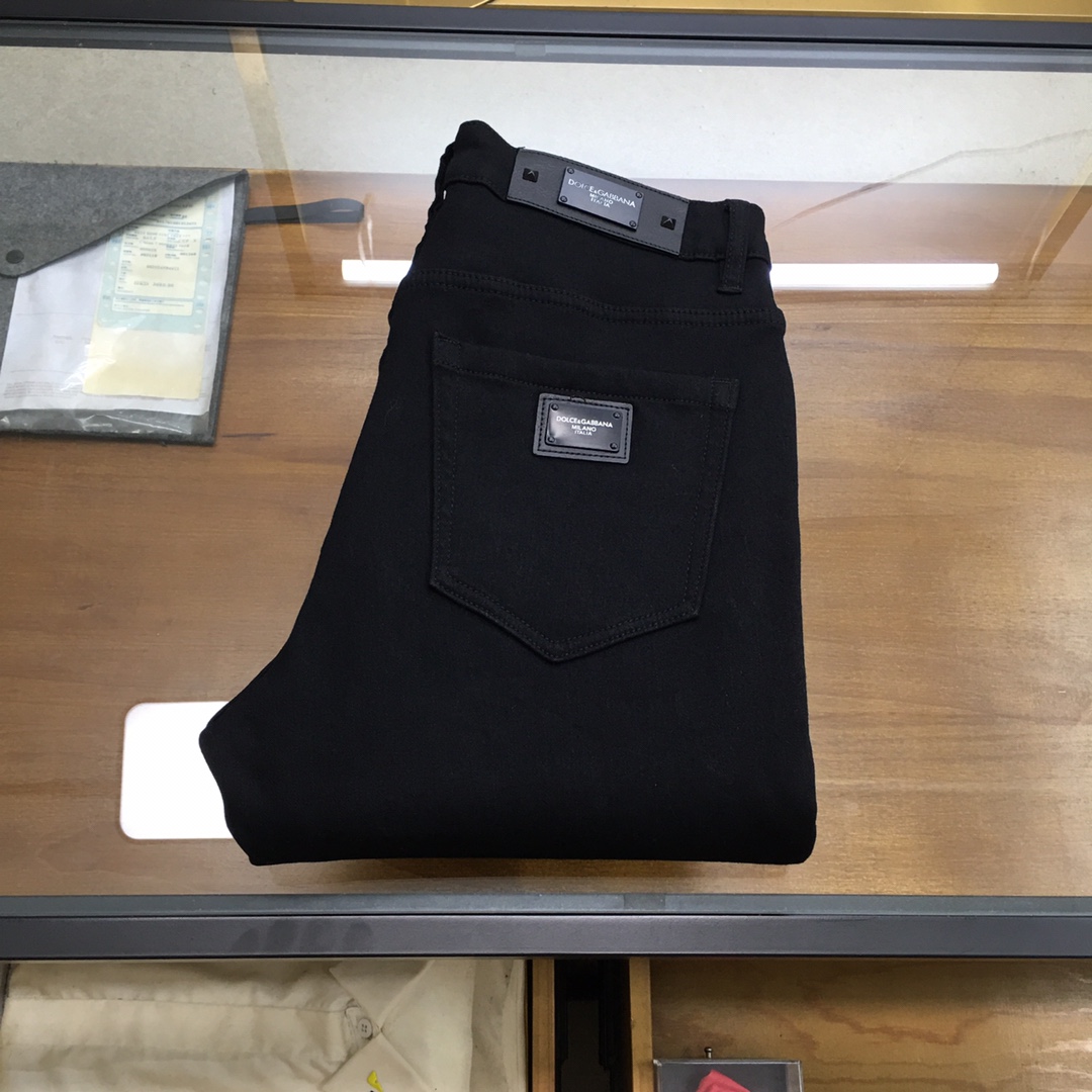 NO:650949,Velvet Jeans [DG] Exclusive new fleece jeans for autumn and winter 2025, high-end version!  Custom-made fabrics at the counter are highly breathable and comfortable, with impeccable details and brand element design concepts, reflecting high quality. It feels delicate and soft!  It presents a casual cut and the upper body shape is awesome!  Code number 28-383537,,jeans, 19860909加绒牛仔裤【DG】 2025秋冬独家专供新款加绒牛仔裤,高端版本！专柜定制面料 透气舒适度高,细节无可挑剔,品牌元素设计理念,体现高品质.手感细腻柔软！呈现休闲裁剪,上身版型超赞！码数28-383537,,jeans, ,Men's clothing