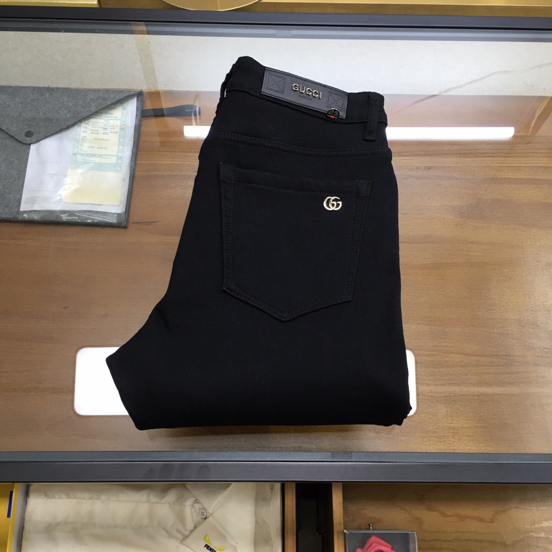 NO:650955,Velvet jeans [Gu.ci] 2025 autumn and winter exclusive new fleece jeans, high-end version!  Custom-made fabrics at the counter are highly breathable and comfortable, with impeccable details and brand element design concepts, reflecting high quality. It feels delicate and soft!  It presents a casual cut and the upper body shape is awesome!  Code number 28-383537,,jeans,alexander wang19860909加绒牛仔裤【Gu.ci】 2025秋冬独家专供新款加绒牛仔裤,高端版本！专柜定制面料 透气舒适度高,细节无可挑剔,品牌元素设计理念,体现高品质.手感细腻柔软！呈现休闲裁剪,上身版型超赞！码数28-383537,,jeans,alexander wang,Men's clothing