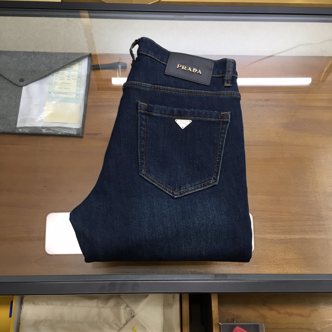 NO:651068,Velvet jeans [Prad] 2025 autumn and winter exclusive new fleece jeans, high-end version!  Custom-made fabrics at the counter are highly breathable and comfortable, with impeccable details and brand element design concepts, reflecting high quality. It feels delicate and soft!  It presents a casual cut and the upper body shape is awesome!  Code number 28-383537,,prada,jeans,alexander wang19860909加绒牛仔裤【Prad】 2025秋冬独家专供新款加绒牛仔裤,高端版本！专柜定制面料 透气舒适度高,细节无可挑剔,品牌元素设计理念,体现高品质.手感细腻柔软！呈现休闲裁剪,上身版型超赞！码数28-383537,,prada,jeans,alexander wang,Men's clothing