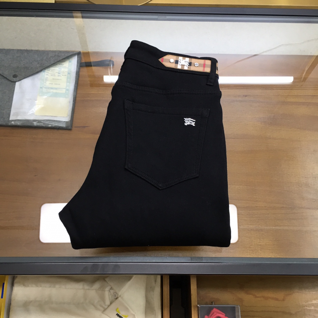 NO:650977,Velvet jeans [Burber..y] 2025 autumn and winter exclusive new fleece jeans, high-end version!  Custom-made fabrics at the counter are highly breathable and comfortable, with impeccable details and brand element design concepts, reflecting high quality. It feels delicate and soft!  It presents a casual cut and the upper body shape is awesome!  Code number 28-383537,,burberry,jeans,alexander wang19860909加绒牛仔裤【Burber..y】 2025秋冬独家专供新款加绒牛仔裤,高端版本！专柜定制面料 透气舒适度高,细节无可挑剔,品牌元素设计理念,体现高品质.手感细腻柔软！呈现休闲裁剪,上身版型超赞！码数28-383537,,burberry,jeans,alexander wang,Men's clothing