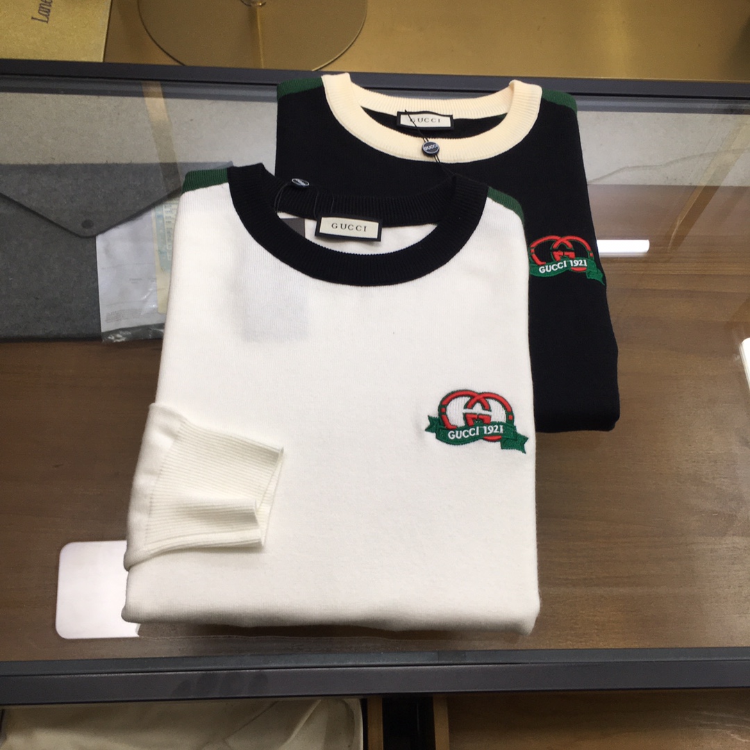 NO:651013,New sweater [Gu.ci] 2025 autumn and winter new knitted wool sweater. High-quality exquisite wool blended fabric, high-density knitting, fashionable and versatile sweater, very handsome. Classic Logo jacquard style. Durable and not easy to deform, version, various styles can be easily held, classic fashion style that is sought after every year. Three standards are complete. High-quality bulk goods. Size M-3XL, sweaters, alexander wang19860909新品毛衣【Gu.ci】 2025秋冬新款针织羊毛衫 高品质精致羊毛混纺面料,高密度针织,时尚百搭毛衣,帅气十足.经典Logo提花款.耐穿不易变形,版型,各种风格都能轻松Hold住,年年被追捧的经典时尚款 三标齐全 高品质大货 码数M-3XL,,sweaters,alexander wang,Men's clothing