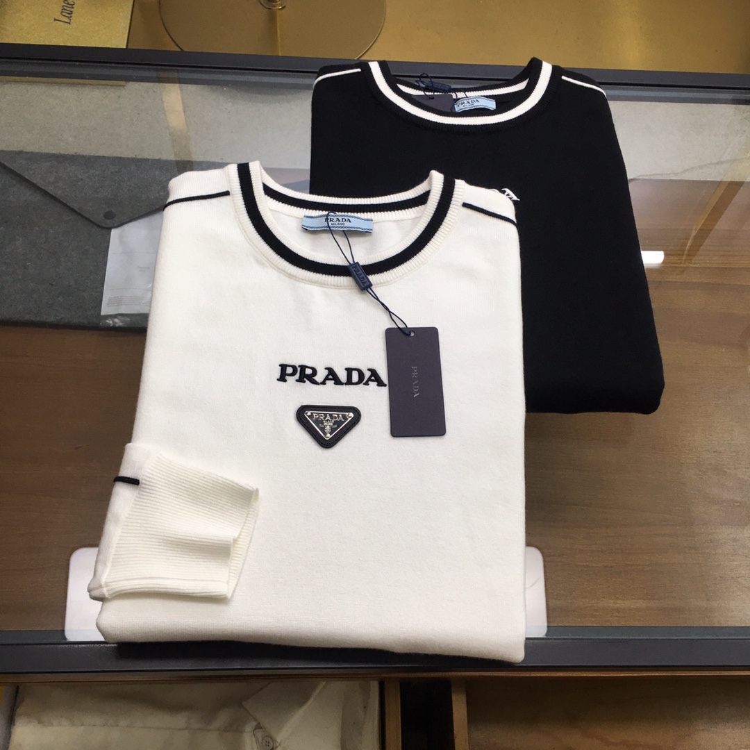 NO:651020,New sweater [Prad] 2025 autumn and winter new knitted woolen sweater. High-quality exquisite wool blended fabric, high-density knitting, fashionable and versatile sweater, very handsome. Classic Logo jacquard style. Durable and not easy to deform, version, various styles can be easily held, classic fashion style that is sought after every year. Three standards are complete. High-quality large goods. Size M-3XL, prada, sweaters, alexander wang19860909新品毛衣【Prad】 2025秋冬新款针织羊毛衫 高品质精致羊毛混纺面料,高密度针织,时尚百搭毛衣,帅气十足.经典Logo提花款.耐穿不易变形,版型,各种风格都能轻松Hold住,年年被追捧的经典时尚款 三标齐全 高品质大货 码数M-3XL,,prada,sweaters,alexander wang,Men's clothing