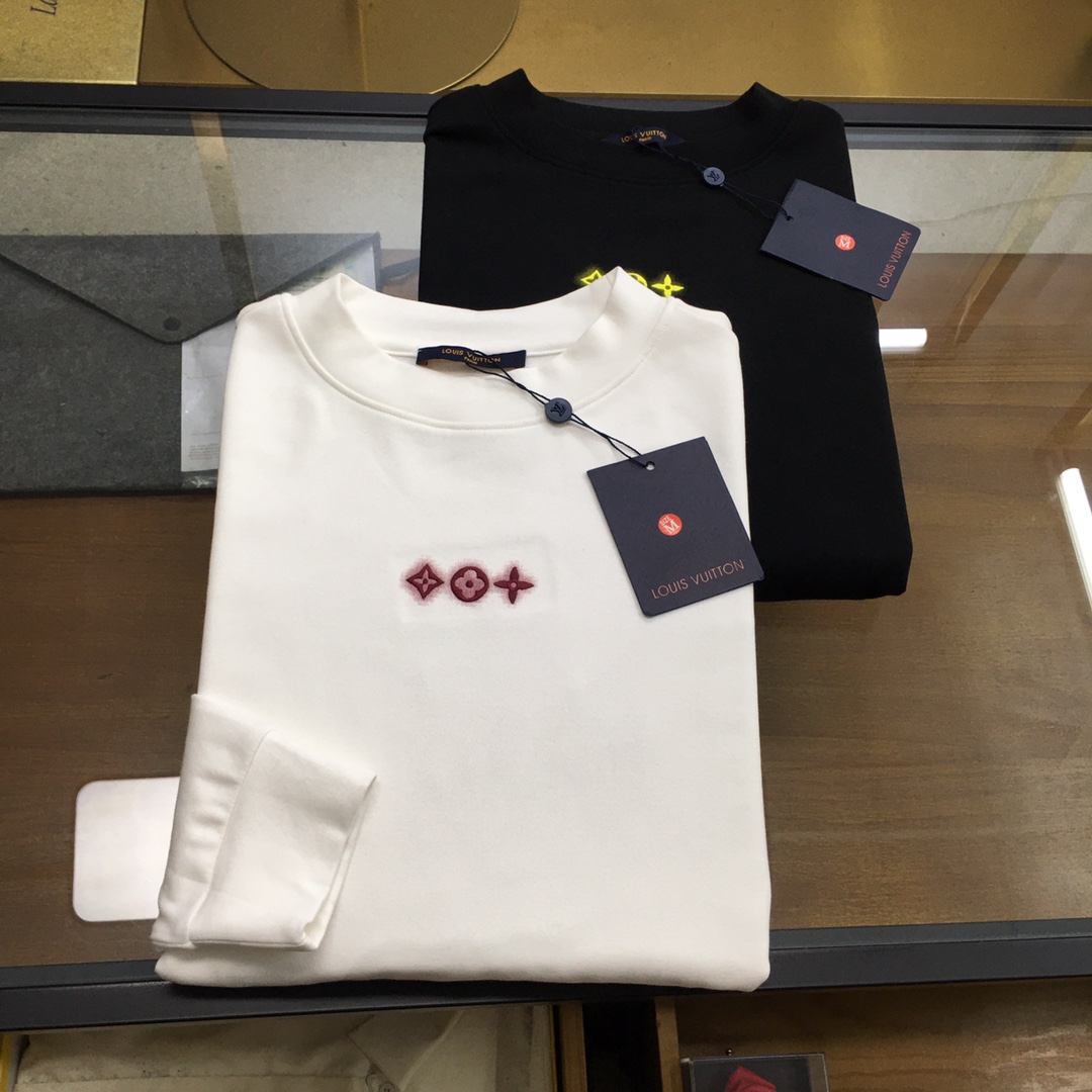 NO:651026,Hot new product [L.v] 2025ss new product long-sleeved T-shirt, classic logo design, can be worn alone or as a base, versatile style. It is sold simultaneously on the official website. Customized fabric, soft and delicate, comfortable and breathable, highly skin-friendly, perfectly interpreting the brand's fashion trend!  A man's wardrobe is indispensable for the basics. It is a low-key design and a must-have item. Dear friends, hurry up and get it!  Size S-2XL,,tees,t-shirt,alexander wang19860909新品爆款【L.v】 2025ss新品 长袖T恤,经典Logo设计,可单穿可打底,百搭款 官网同步发售 定制面料,柔软细腻 舒适透气,亲肤感极高,完美诠释出品牌的时尚潮流！男人的衣柜都少不了基础 是低调的设计 必备款,亲们赶紧入手！码数S-2XL,,tees，t-shirt,alexander wang,Men's clothing