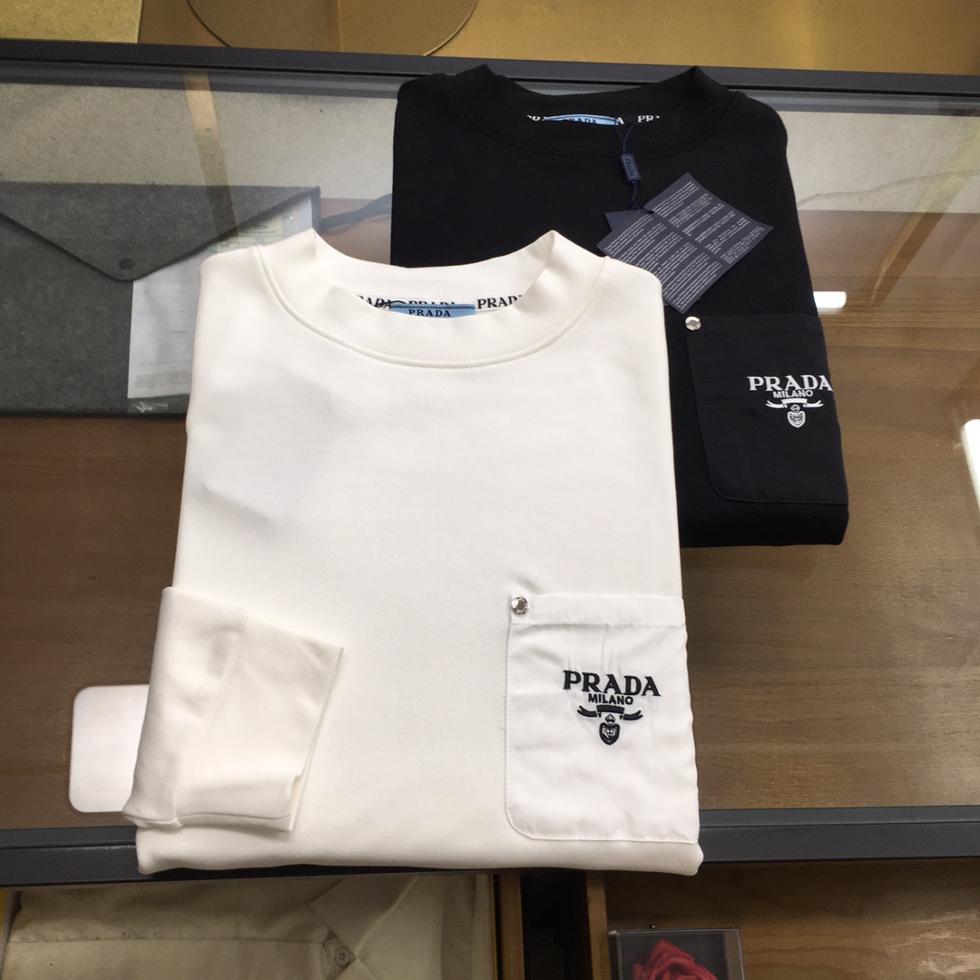 NO:651031,Hot new product [Prad] 2025ss new product long-sleeved T-shirt, classic logo design, can be worn alone or as a base, versatile style. It is sold simultaneously on the official website. Customized fabric, soft and delicate, comfortable and breathable, highly skin-friendly, perfectly interpreting the brand's fashion trend!  A man's wardrobe is indispensable for the basics. It is a low-key design and a must-have item. Dear friends, hurry up and get it!  Size S-2XL,,prada,tees,t-shirt,alexander wang19860909新品爆款【Prad】 2025ss新品 长袖T恤,经典Logo设计,可单穿可打底,百搭款 官网同步发售 定制面料,柔软细腻 舒适透气,亲肤感极高,完美诠释出品牌的时尚潮流！男人的衣柜都少不了基础 是低调的设计 必备款,亲们赶紧入手！码数S-2XL,,prada,tees，t-shirt,alexander wang,Men's clothing