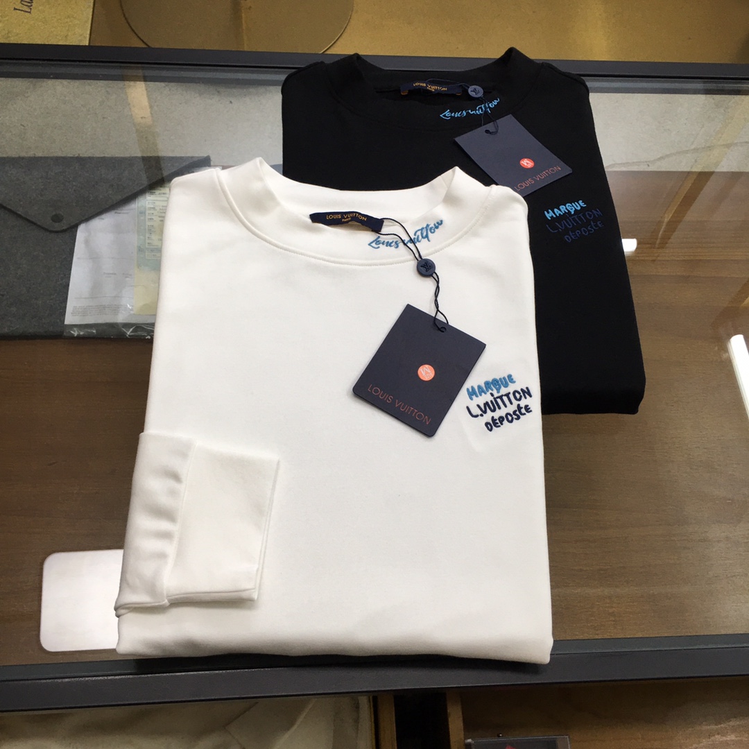 NO:651076,Hot new product [L.v] 2025ss new product long-sleeved T-shirt, classic logo design, can be worn alone or as a base, versatile style. It is sold simultaneously on the official website. Customized fabric, soft and delicate, comfortable and breathable, highly skin-friendly, perfectly interpreting the brand's fashion trend!  A man's wardrobe is indispensable for the basics. It is a low-key design and a must-have item. Dear friends, hurry up and get it!  Size S-2XL,,tees,t-shirt,alexander wang19860909新品爆款【L.v】 2025ss新品 长袖T恤,经典Logo设计,可单穿可打底,百搭款 官网同步发售 定制面料,柔软细腻 舒适透气,亲肤感极高,完美诠释出品牌的时尚潮流！男人的衣柜都少不了基础 是低调的设计 必备款,亲们赶紧入手！码数S-2XL,,tees，t-shirt,alexander wang,Men's clothing