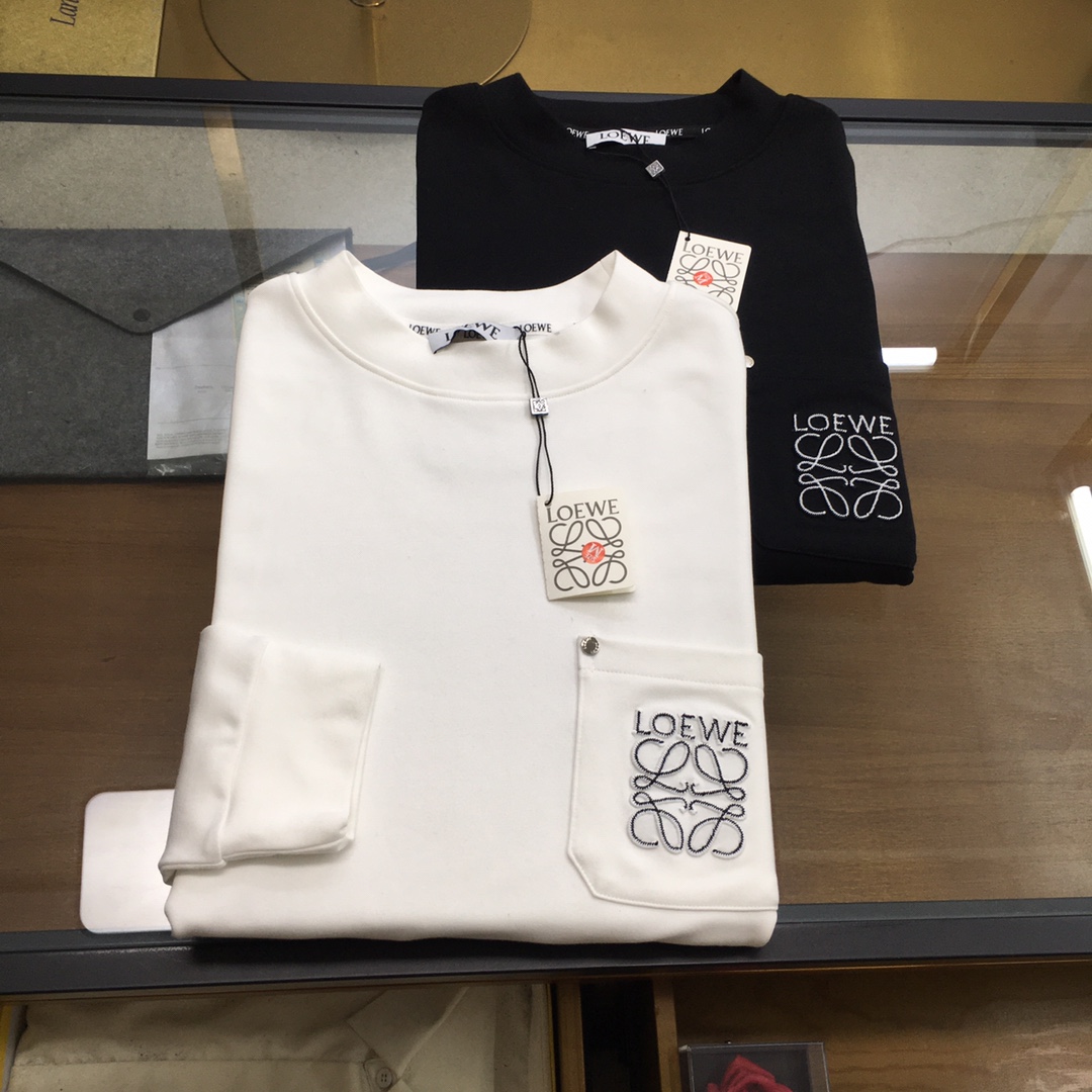 NO:651085,Hot new product [Loew] 2025ss new long-sleeved T-shirt, classic logo design, can be worn alone or as a base, versatile style. It is sold simultaneously on the official website. Customized fabric, soft and delicate, comfortable and breathable, highly skin-friendly, perfectly interpreting the brand's fashion trend!  A man's wardrobe is indispensable for the basics. It is a low-key design and a must-have item. Dear friends, hurry up and get it!  Size S-2XL,,loewe,tees,t-shirt,alexander wang19860909新品爆款【Loew】 2025ss新品 长袖T恤,经典Logo设计,可单穿可打底,百搭款 官网同步发售 定制面料,柔软细腻 舒适透气,亲肤感极高,完美诠释出品牌的时尚潮流！男人的衣柜都少不了基础 是低调的设计 必备款,亲们赶紧入手！码数S-2XL,,loewe,tees，t-shirt,alexander wang,Men's clothing