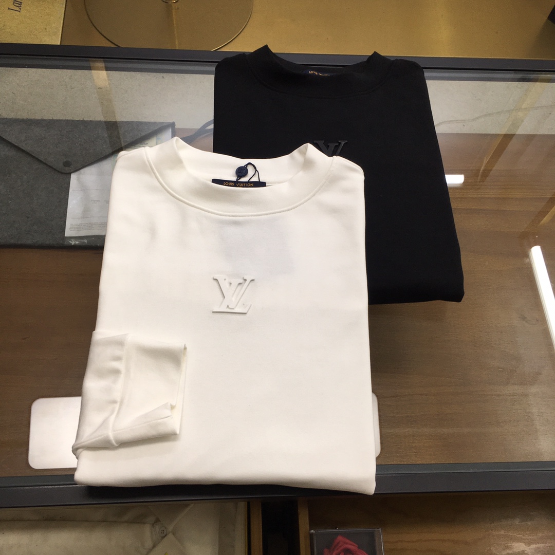 NO:650995,Hot new product [L.v] 2025ss new product long-sleeved T-shirt, classic logo design, can be worn alone or as a base, versatile style. It is sold simultaneously on the official website. Customized fabric, soft and delicate, comfortable and breathable, highly skin-friendly, perfectly interpreting the brand's fashion trend!  A man's wardrobe is indispensable for the basics. It is a low-key design and a must-have item. Dear friends, hurry up and get it!  Size S-2XL,,tees,t-shirt,alexander wang19860909新品爆款【L.v】 2025ss新品 长袖T恤,经典Logo设计,可单穿可打底,百搭款 官网同步发售 定制面料,柔软细腻 舒适透气,亲肤感极高,完美诠释出品牌的时尚潮流！男人的衣柜都少不了基础 是低调的设计 必备款,亲们赶紧入手！码数S-2XL,,tees，t-shirt,alexander wang,Men's clothing