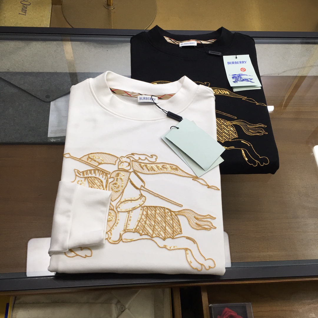 NO:651009,Hot new product [Burebr..y] 2025ss new long-sleeved T-shirt, classic logo design, can be worn alone or as a base, versatile style. It is sold simultaneously on the official website. Customized fabric, soft and delicate, comfortable and breathable, highly skin-friendly, perfectly interpreting the brand's fashion trend!  A man's wardrobe is indispensable for the basics. It is a low-key design and a must-have item. Dear friends, hurry up and get it!  Size S-2XL,,burberry,tees,t-shirt,alexander wang19860909新品爆款【Burebr..y】 2025ss新品 长袖T恤,经典Logo设计,可单穿可打底,百搭款 官网同步发售 定制面料,柔软细腻 舒适透气,亲肤感极高,完美诠释出品牌的时尚潮流！男人的衣柜都少不了基础 是低调的设计 必备款,亲们赶紧入手！码数S-2XL,,burberry,tees，t-shirt,alexander wang,Men's clothing