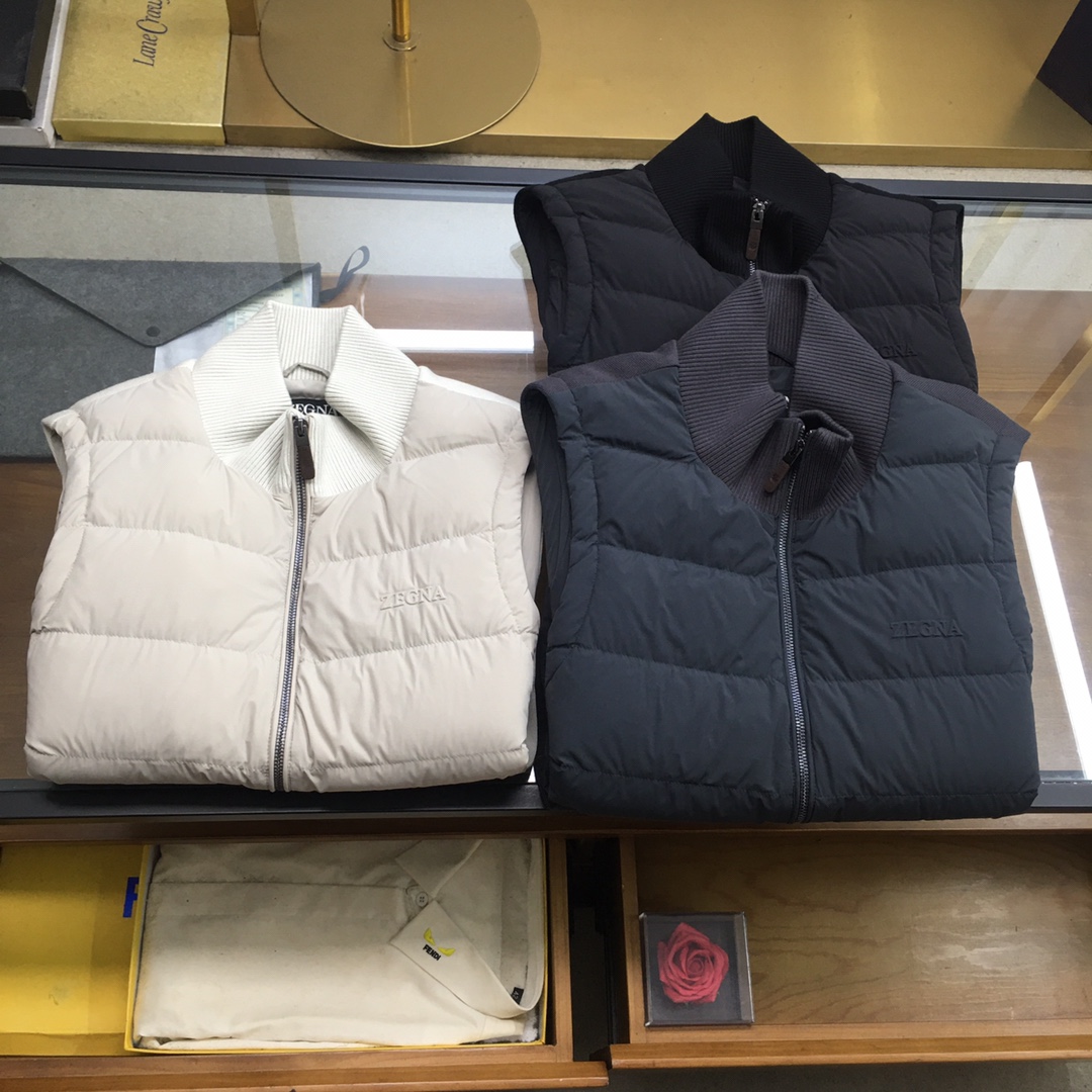 NO:651032,New products at the counter Down Vest [Zegna] 25 Autumn and Winter Fashionable Small Stand Collar Thin Down Vest Filled with 80g-90 White Duck Down, Thin and Stylish, Not Bulky on the Upper Body, Typical Italian Style Fashion, Trading Company Channel Premium Product  The fabric selection and craftsmanship are very sophisticated, which is very consistent with the aesthetic tone of the Z family. It is low-key and luxurious, elegant and noble. Every detail proves the brand's own high-end sense. The whole body embodies the Italian minimalist, capable and outdoor functional style to the extreme.  Interpretation, both elegant and harmonious, the upper body is full of shape, a treasure-level functional equipment that combines fashion sense and design sense, creating a unique styling item, improved pilot shape design, classic small stand-up collar design, retro and age-reducing and very fashionable!  Fabrics imported from Italy. The texture is as delicate as baby skin. It has superior stiffness, is quite elegant and fashionable!  The color is light and versatile, the cut is smart and neat, the upper body instantly highlights the spirit, the style is full, and it can easily control various body types. It is a jacket that perfectly combines business commuting and outdoor leisure. It is a piece of equipment with extremely high wearability and attendance rate!  Color Black White Gray Red Brown Royal Blue Size M L XL 2XL 3XL,,zegna,jackets & coats,down jacket,alexander wang19860909专柜新品 羽绒马甲【Zegna-杰尼亚】 25秋冬时尚小立领轻薄羽绒马甲 内冲80g-90白鸭绒,轻薄有型,上身不臃肿,颇具意大利典型风格的时装,贸易公司渠道臻品 在面料选取和工艺方面都相当考究,极符合Z家族美学基调,低调且奢华,优雅且高贵,每一个细节都在力证品牌自身的高级感,通体将意式的极简、干练和户外功能性风格极致诠释,亦庄亦谐,上身型款十足,集时装感与设计感的一款宝藏级功能型装备,塑造出别具一格的造型单品,改良式的飞行员造型设计,经典的小立领设计,复古减龄又非常时髦！ 意大利客供进口面料.质感如婴儿皮肤一样细腻.挺括性优越,颇为优雅且时髦！配色轻熟百搭,版型剪裁干练利落,上身瞬间凸显出精神感,型款十足,轻松驾驭各种身型,商务通勤与户外休闲完美兼备的一款外套,属于实穿性出勤率极高的一款装备！ 颜色黑色 白色 灰色 红色 棕色 宝蓝色 码数M L XL 2XL 3XL,,zegna,jackets & coats,down jacket,alexander wang,Men's clothing
