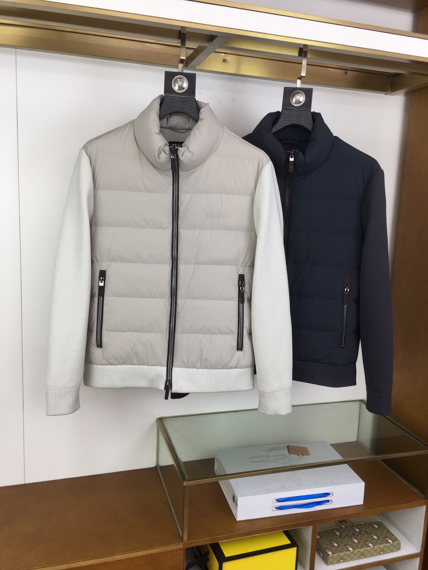 NO:651060,New products at the counter, down jacket [Zegna] 25 autumn and winter fashionable small stand-up collar knitted sleeves and light down, filled with 80g-90 white duck down, light and stylish, not bloated on the upper body, quite typical Italian style fashion, trading company channel premium product  The fabric selection and craftsmanship are very sophisticated, which is very consistent with the aesthetic tone of the Z family. It is low-key and luxurious, elegant and noble. Every detail proves the brand's own high-end sense. The whole body embodies the Italian minimalist, capable and outdoor functional style to the extreme.  Interpretation, both elegant and harmonious, the upper body is full of shape, a treasure-level functional equipment that combines fashion sense and design sense, creating a unique styling item, improved pilot shape design, classic small stand-up collar design, retro and age-reducing and very fashionable!  Fabrics imported from Italy. The texture is as delicate as baby skin. It has superior stiffness, is quite elegant and fashionable!  The color is light and versatile, the cut is smart and neat, the upper body instantly highlights the spirit, the style is full, and it can easily control various body types. It is a jacket that perfectly combines business commuting and outdoor leisure. It is a piece of equipment with extremely high wearability and attendance rate!  Color Black White Gray Red Brown Royal Blue Size M L XL 2XL 3XL,,zegna,jackets & coats,down jacket,alexander wang19860909专柜新品 羽绒服【Zegna-杰尼亚】 25秋冬时尚小立领针织袖轻薄羽绒 内冲80g-90白鸭绒,轻薄有型,上身不臃肿,颇具意大利典型风格的时装,贸易公司渠道臻品 在面料选取和工艺方面都相当考究,极符合Z家族美学基调,低调且奢华,优雅且高贵,每一个细节都在力证品牌自身的高级感,通体将意式的极简、干练和户外功能性风格极致诠释,亦庄亦谐,上身型款十足,集时装感与设计感的一款宝藏级功能型装备,塑造出别具一格的造型单品,改良式的飞行员造型设计,经典的小立领设计,复古减龄又非常时髦！ 意大利客供进口面料.质感如婴儿皮肤一样细腻.挺括性优越,颇为优雅且时髦！配色轻熟百搭,版型剪裁干练利落,上身瞬间凸显出精神感,型款十足,轻松驾驭各种身型,商务通勤与户外休闲完美兼备的一款外套,属于实穿性出勤率极高的一款装备！ 颜色黑色 白色 灰色 红色 棕色 宝蓝色 码数M L XL 2XL 3XL,,zegna,jackets & coats,down jacket,alexander wang,Men's clothing