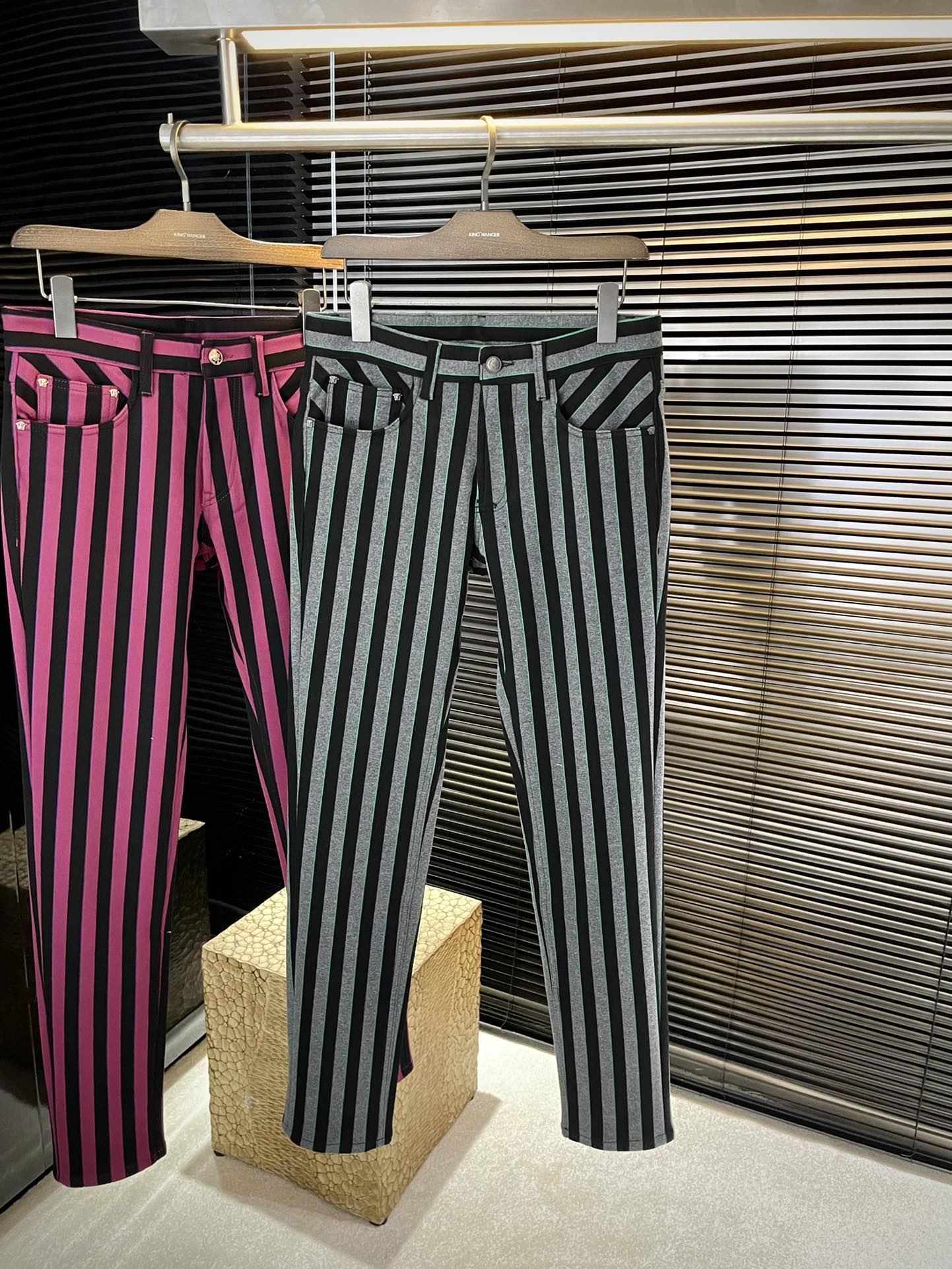 NO:650830,P Versac (Versace) 2025 new autumn style, the latest casual pants in the store. The original pants type is casual and versatile, with a casual and lazy style. Customized original imported wool polyester fabric. The fabric is comfortable, with a strong sense of quality, and the upper body effect is excellent. The comfort is overwhelming. The brand pattern embroidery is embellished. The embroidery is fine, restored one to one... High-end atmosphere, the ultimate product in quality. Do you have the taste of autumn? The first choice for autumn casual pants. Everyone must enter... Size number  29-38 (37) purchasing agent level,,versace,versace,alexander wang19860909P  Versac（范思哲）2025秋季新款,专柜最新休闲裤.原版裤型上身休闲百搭、随性慵懒范,定制原版进口羊毛涤纶面料 面料舒适,品质感极强,上身效果极佳 舒适感爆棚. 品牌图案刺绣点缀 刺绣精细,一比一还原…高端大气,品质中的臻品 秋天的的味道有没有,秋季休闲裤首选 .人手必入……码数 29-38（37）代购级别,,versace,versace,alexander wang,Men's clothing