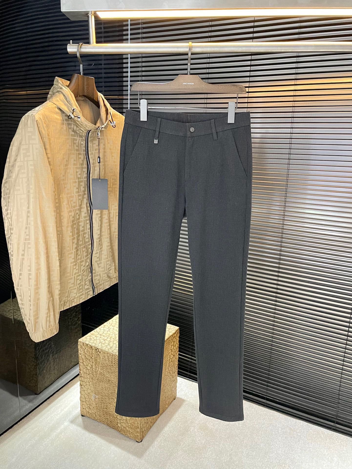 NO:650846,P Loewe's 2025 autumn and winter new products. The same style as the official website. You won't want to take them off when you put them on. Fashionable and versatile casual trousers. High-quality polyester fiber fabrics imported from Korea. It is more textured, comfortable, soft and drape. Such good fabrics are very rare on the market. Every detail is taken into consideration. The workmanship is really exquisite. The wiring is fine and well-proportioned. There are no excess threads. High-quality fashion.  The best product that can be used in various occasions, whether it is sports or leisure time!  Size 30-38 (37),,loewe,loewe,alexander wang19860909P  Loewe（罗意威）2025秋冬新品 官网同款 穿上就不想脱下来 时尚潮流百搭休闲西裤 高品质韩国进口聚脂纤维面料 更加有质感 舒适柔软垂坠更是略胜一筹 这么好的面料市面上也是极为少有 在细节上考虑的面面俱到 做工真的极其精湛 走线细密匀称 毫无多余线头 高品质时装 无论是运动还是休闲时候都能胜任各种场合的最佳强货！尺码 30-38（37）,,loewe,loewe,alexander wang,Men's clothing