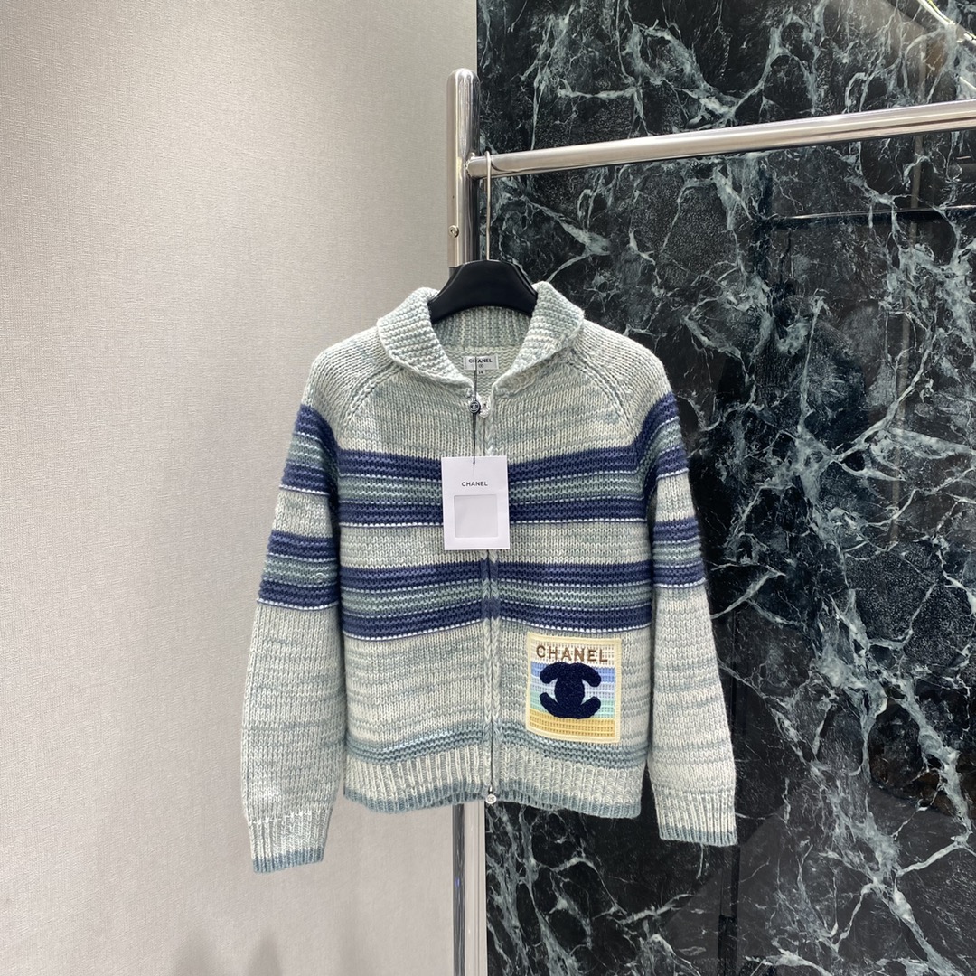 NO:639025,Xiaoxiang's 25 new autumn and winter style Fair Isle striped knitted cardigan uses a gradient stripe design. The hem has a classic double C logo embroidery. The zipper is easy to open and close. The lapel design is casual and fashionable. The loose version has a casual and lazy style. It goes well with jeans or casual pants and can easily create a high-end daily wear. Two colors SML, Chanel-clothing, chanel, jeans, alexander wang19860909小香 25秋冬新款 费尔岛条纹针织开衫 采用渐变条纹设计 下摆有经典双C标志刺绣 拉链开合方便 翻领设计休闲又时髦宽松版型随性慵懒风 搭牛仔裤或休闲裤都很出彩,轻松打造高级感日常穿搭.两个色SML,香奈儿-服装,chanel,jeans,alexander wang,Women's clothing