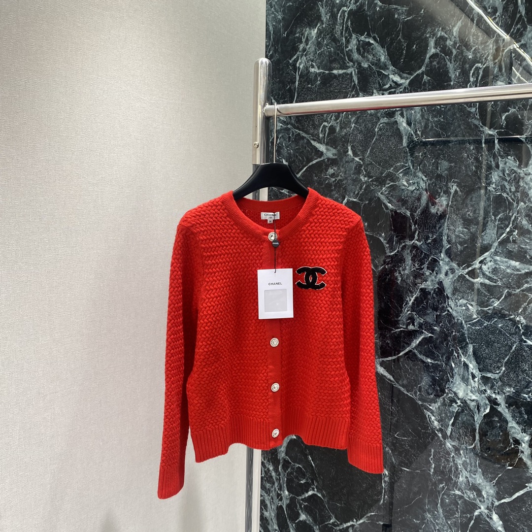 NO:639041,Xiaoxiang's new autumn and winter 25 double-C jacquard knitted cardigan. Loose version + exquisite buttons, practical and fashionable. Regularly meets the needs of different body shapes ~ can be easily managed for daily leisure or party, and looks great with wide-leg pants or dresses. Three colors SML, Chanel-clothing, chanel, skirts, alexander wang19860909小香 25秋冬新款 双C提花针织开衫 宽松版型+精致纽扣,实用又时髦 常规满足不同身材需求~日常休闲或聚会都能轻松驾驭,搭配阔腿裤or连衣裙都很出彩.三个色SML,香奈儿-服装,chanel,skirts,alexander wang,Women's clothing