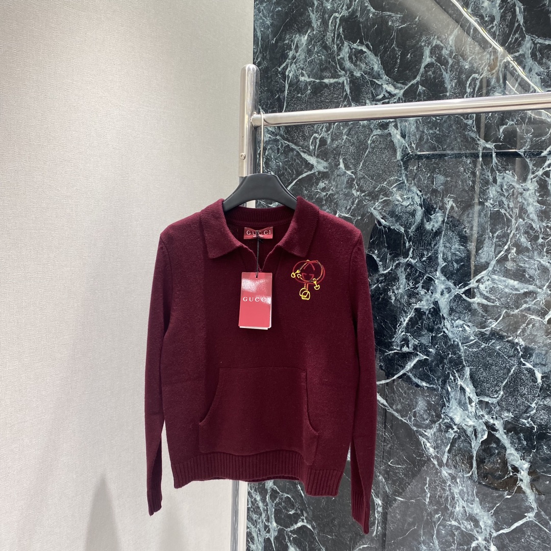 NO:639020,G Home 25 new autumn and winter style knitted lapel long-sleeved top with brand embroidered logo details on the left chest. The lapel design is combined with casual pockets, which is fashionable and practical. The collar and hem are ribbed for better warmth. It is versatile whether worn with jeans or casual pants, and is just right for spring and autumn. Two colors SML, Gucci-clothing, gucci, gucci, jeans, alexander wang19860909G家 25秋冬新款 针织翻领长袖上衣 左胸有品牌刺绣徽标细节满分 翻领设计结合休闲口袋,时尚又实用 衣领袖口和下摆罗纹收口,保暖性更好~无论搭牛仔裤还是休闲裤都很百搭,春秋季节穿刚刚好.两个色SML,古驰-服装,gucci,gucci,jeans,alexander wang,Women's clothing