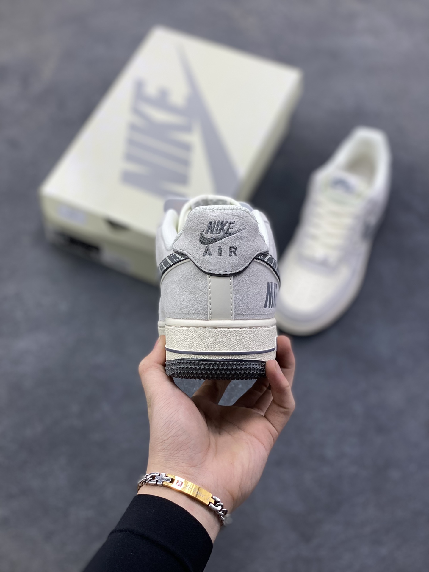 图片[4]-NIke Air Force 1 ‘07 Low “NIKE-米灰猪八革”空军一号 低帮 运动鞋 休闲鞋 折边针车 工艺难度大 原楦头原纸板 原装鞋盒 定制五金配件 内置全掌气垫 原厂鞋底 货号：JP8028-071 尺码：36 36.5 37.5 38 38.5 39 40 40.5 41 42 42.5 43 44 44.5 45-选品中心