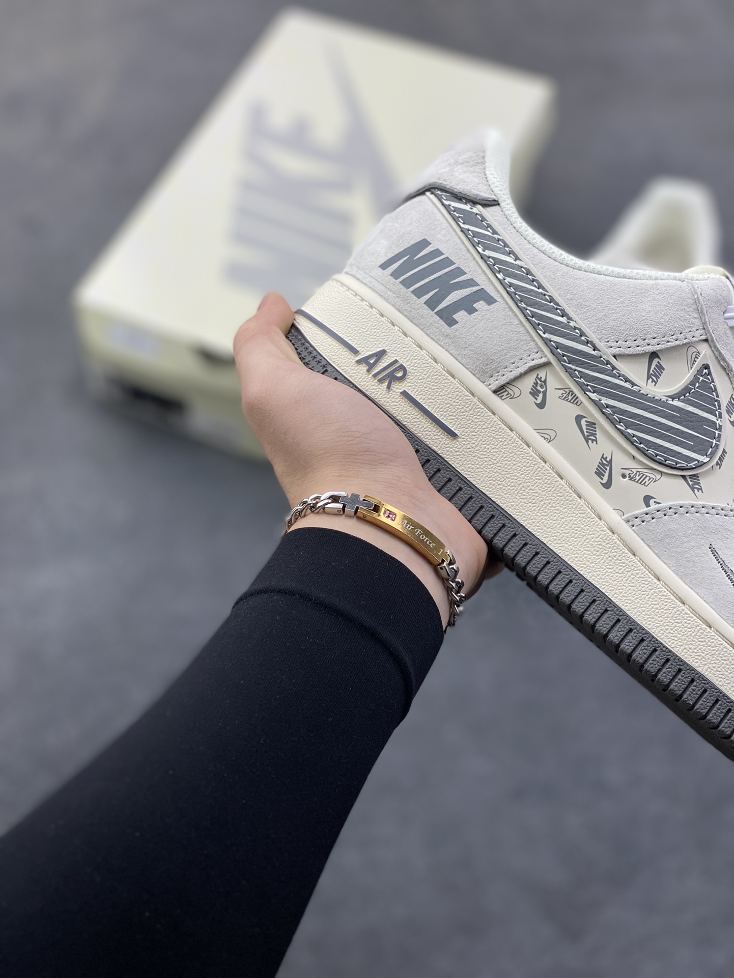 图片[6]-NIke Air Force 1 ‘07 Low “NIKE-米灰猪八革”空军一号 低帮 运动鞋 休闲鞋 折边针车 工艺难度大 原楦头原纸板 原装鞋盒 定制五金配件 内置全掌气垫 原厂鞋底 货号：JP8028-071 尺码：36 36.5 37.5 38 38.5 39 40 40.5 41 42 42.5 43 44 44.5 45-选品中心