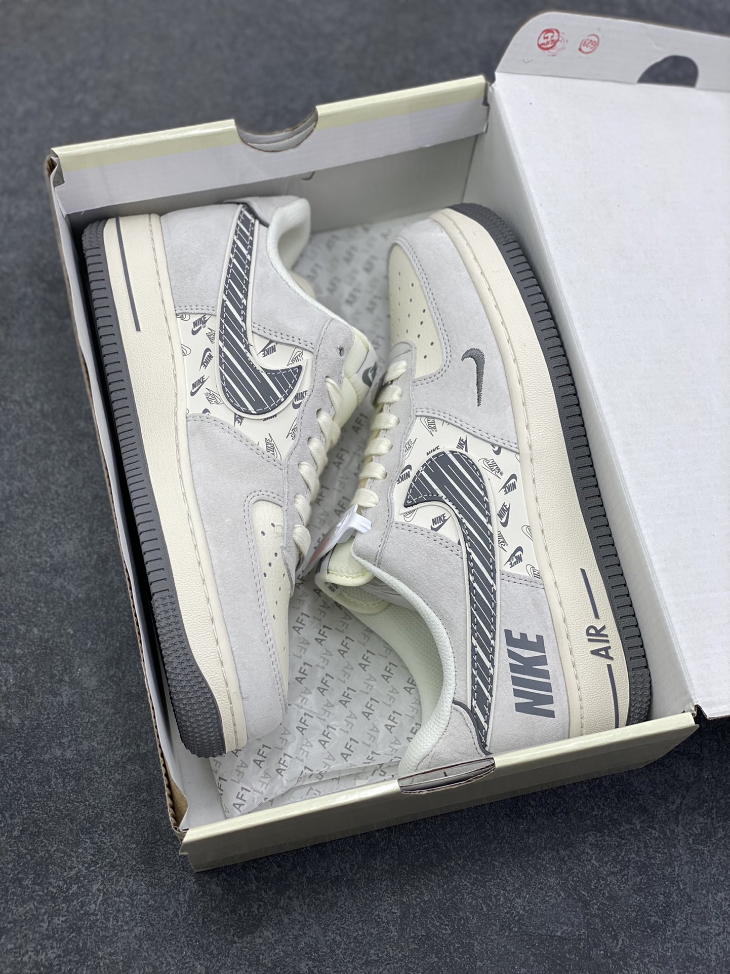 图片[9]-NIke Air Force 1 ‘07 Low “NIKE-米灰猪八革”空军一号 低帮 运动鞋 休闲鞋 折边针车 工艺难度大 原楦头原纸板 原装鞋盒 定制五金配件 内置全掌气垫 原厂鞋底 货号：JP8028-071 尺码：36 36.5 37.5 38 38.5 39 40 40.5 41 42 42.5 43 44 44.5 45-选品中心